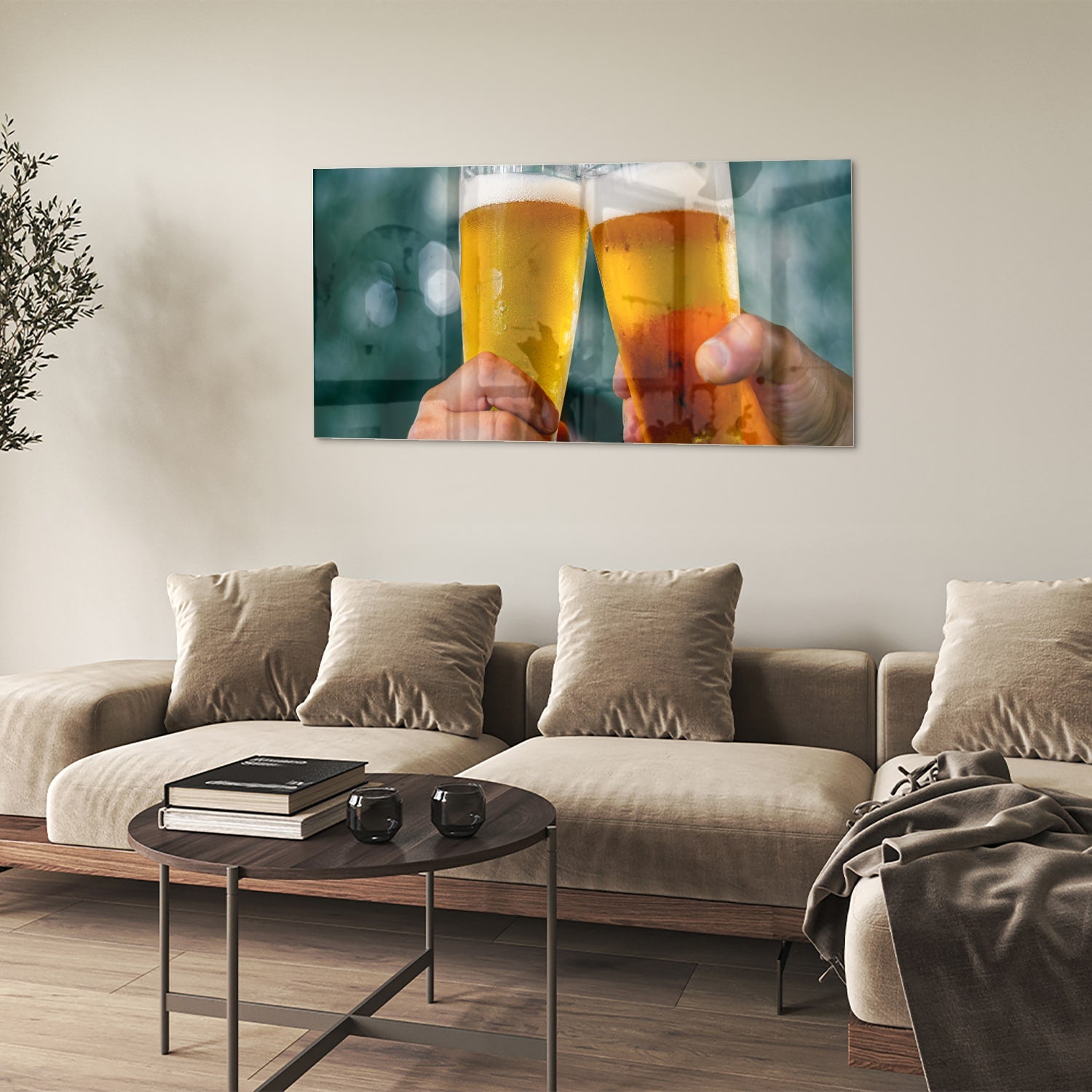 Glazen schilderij van twee glazen bier die aan elkaar getild worden in een feestelijke setting.