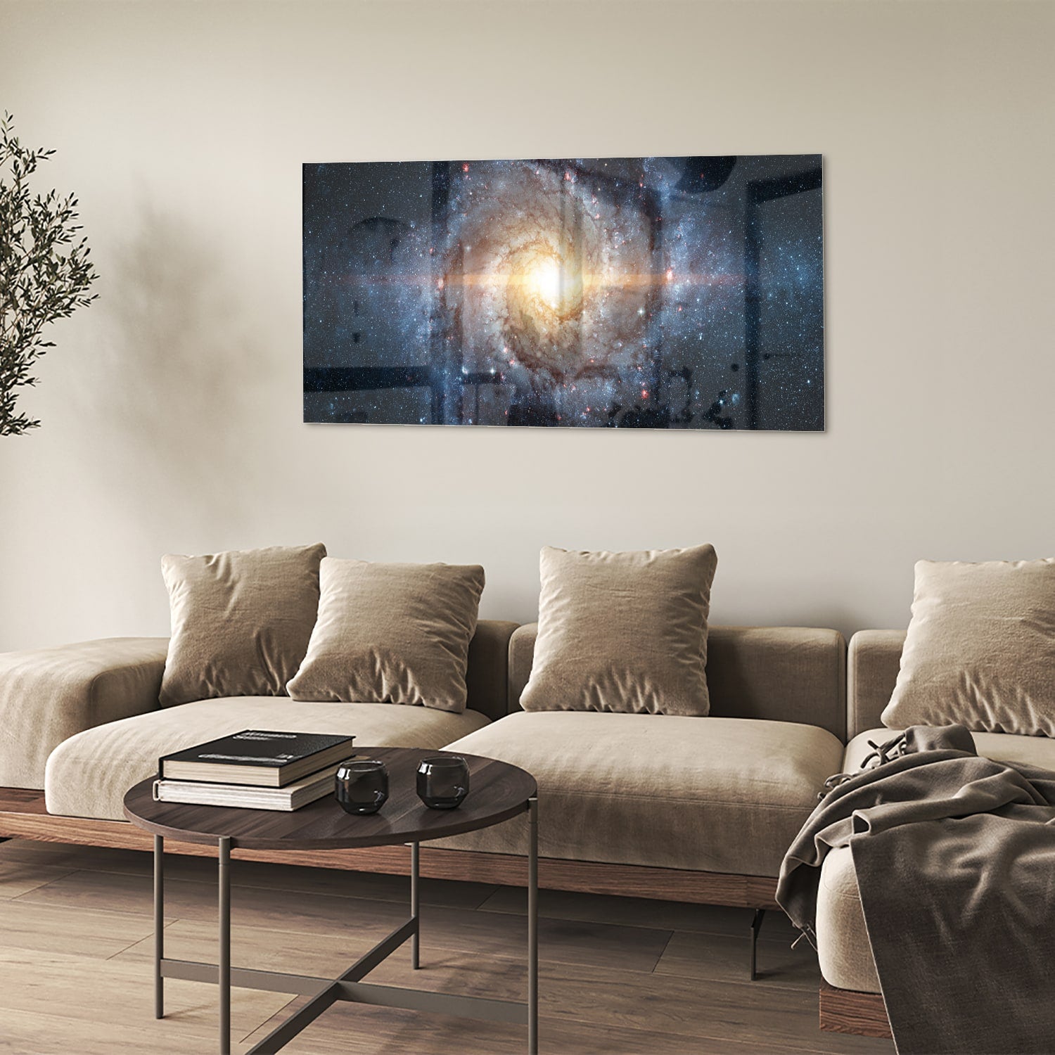 Glazen schilderij van een sterrenstelsel aan de muur in een lichte woonkamer.