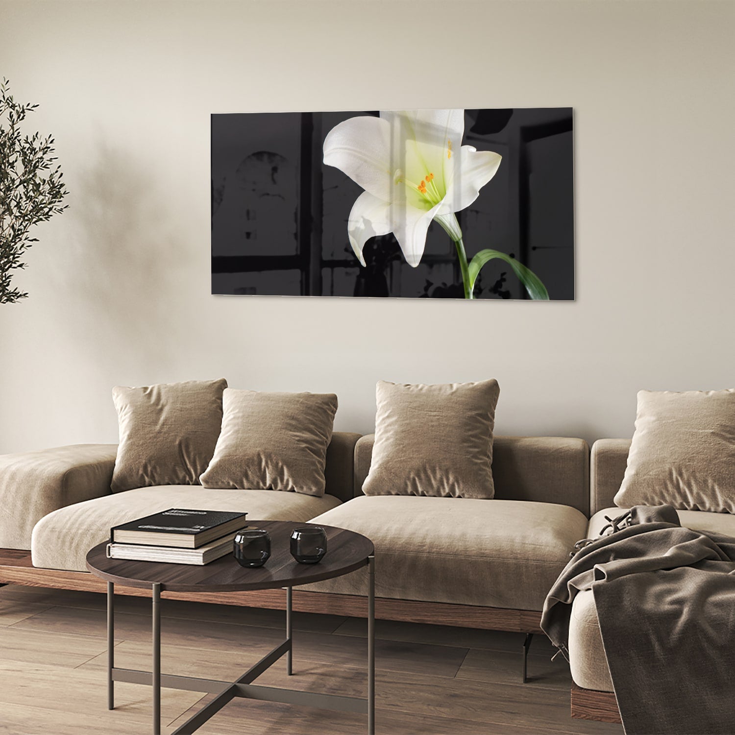 Glazen schilderij van een witte lelie aan de muur in een stijlvol interieur.