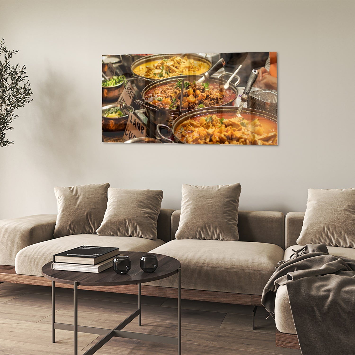Glazen schilderij met een kleurrijke selectie van Indiaas eten, waaronder lamsvlees en groenten.
