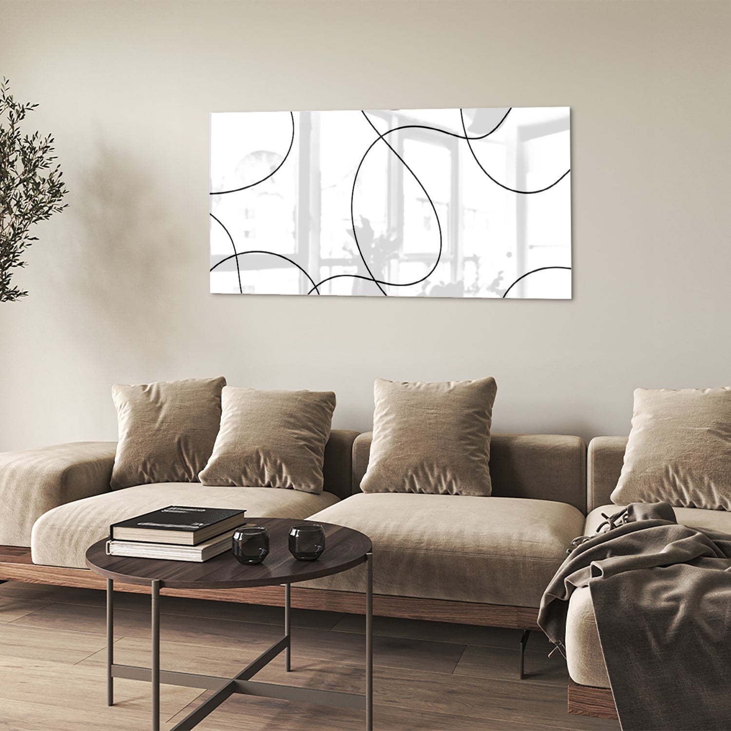Glazen schilderij met elegante zwarte lijnen in een moderne woonkamer.