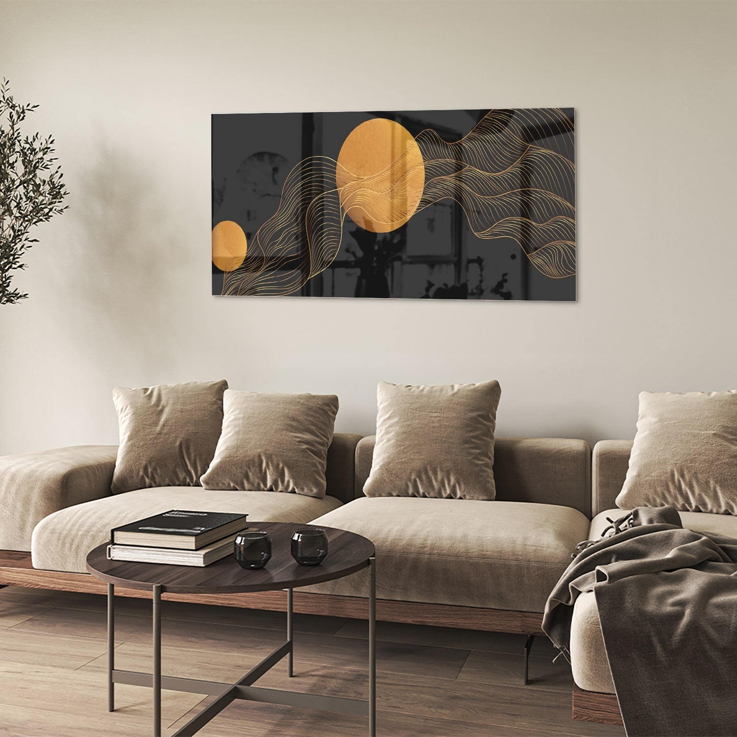 Abstract glas schilderij met een gouden zon en golvende lijnen op een zwarte achtergrond.