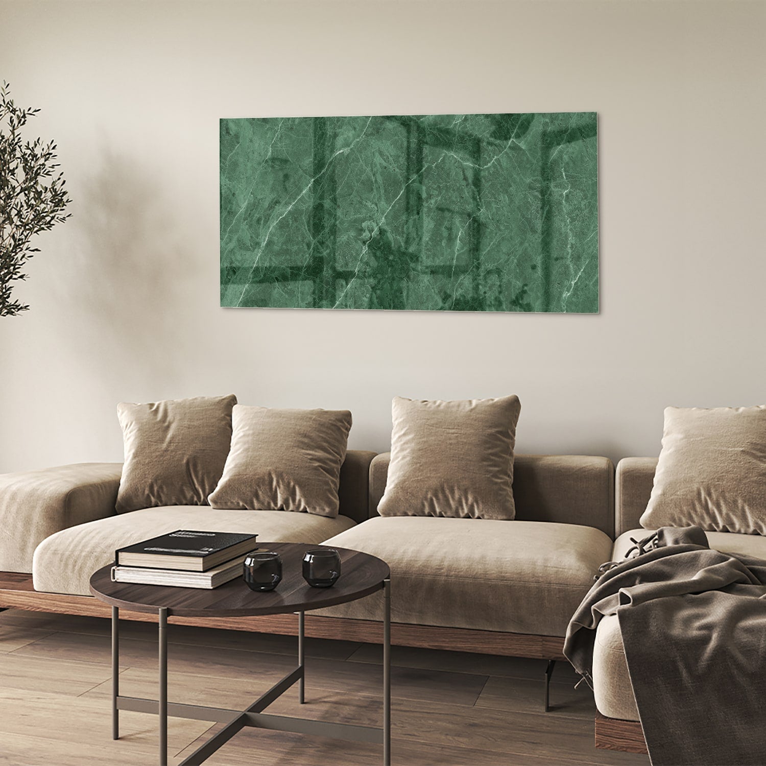 Groen glazen schilderij met marmerpatroon aan de muur.