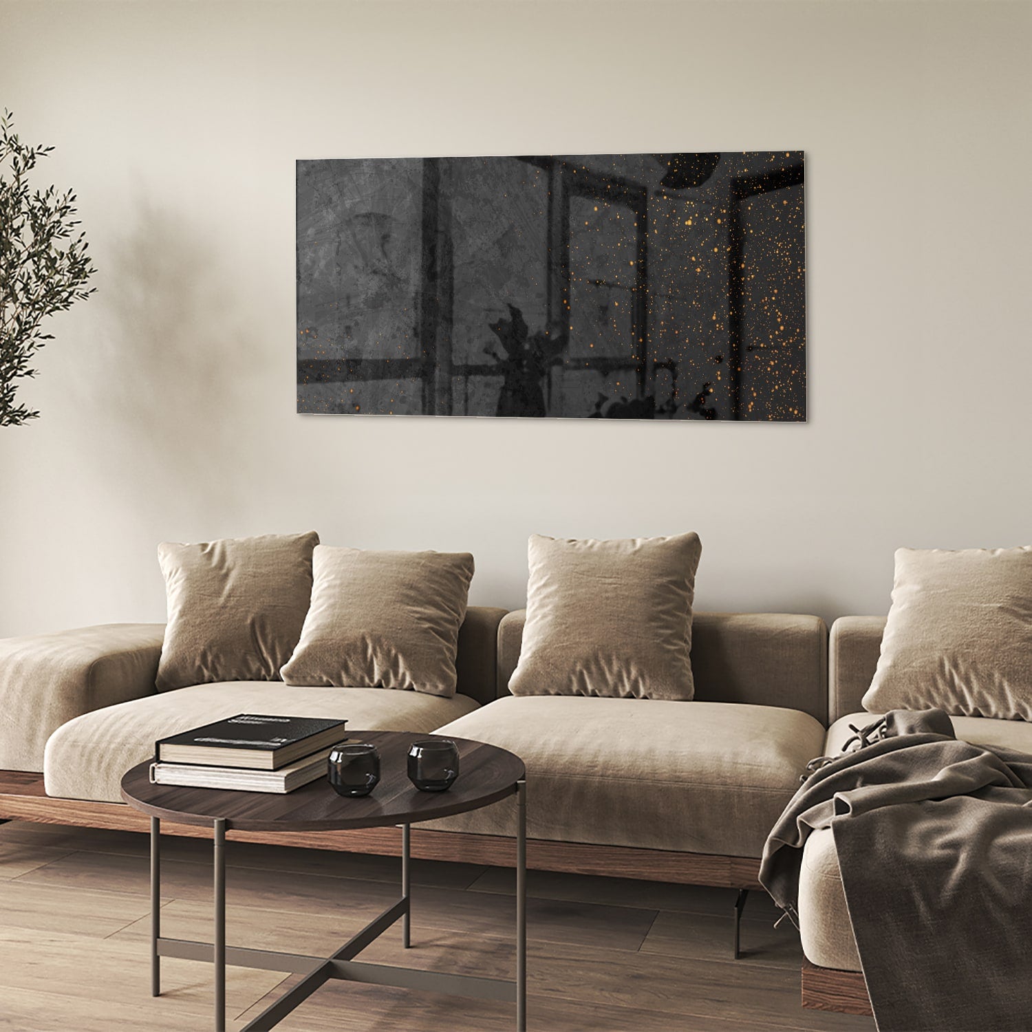 Donker glazen schilderij met gouden accenten aan de muur