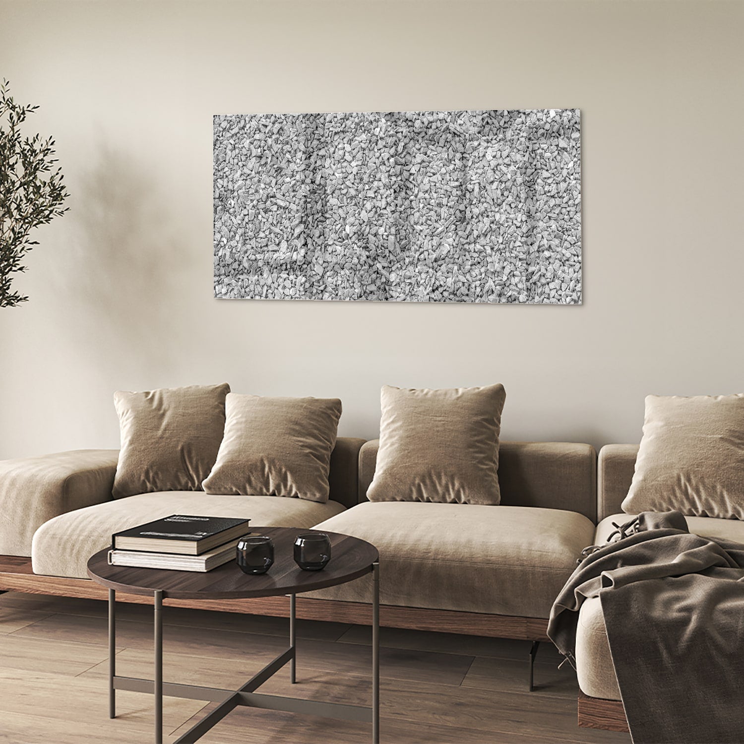 Abstract glazen schilderij met textuur hangt aan de muur in een modern interieur.