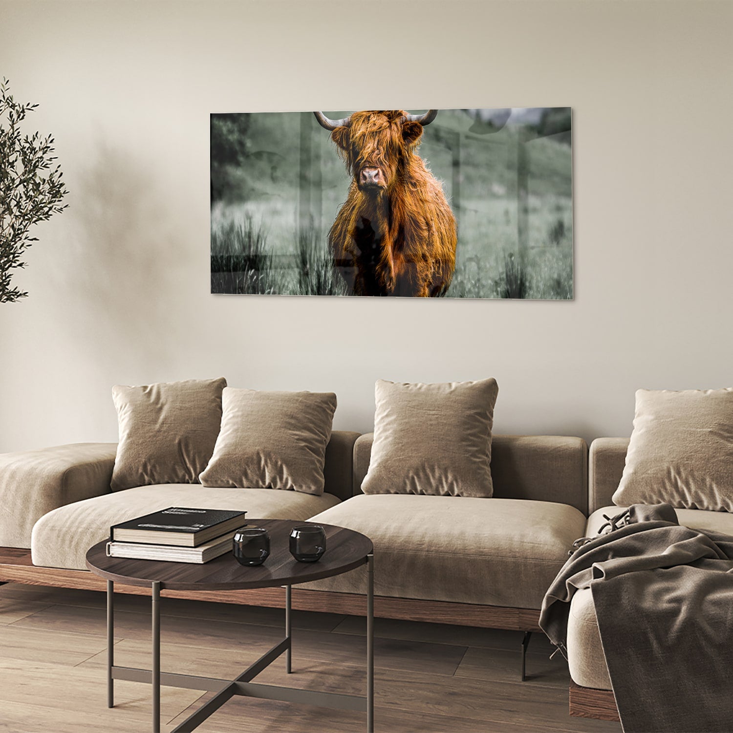 Schots Hooglander schilderij op glas in een groene omgeving.