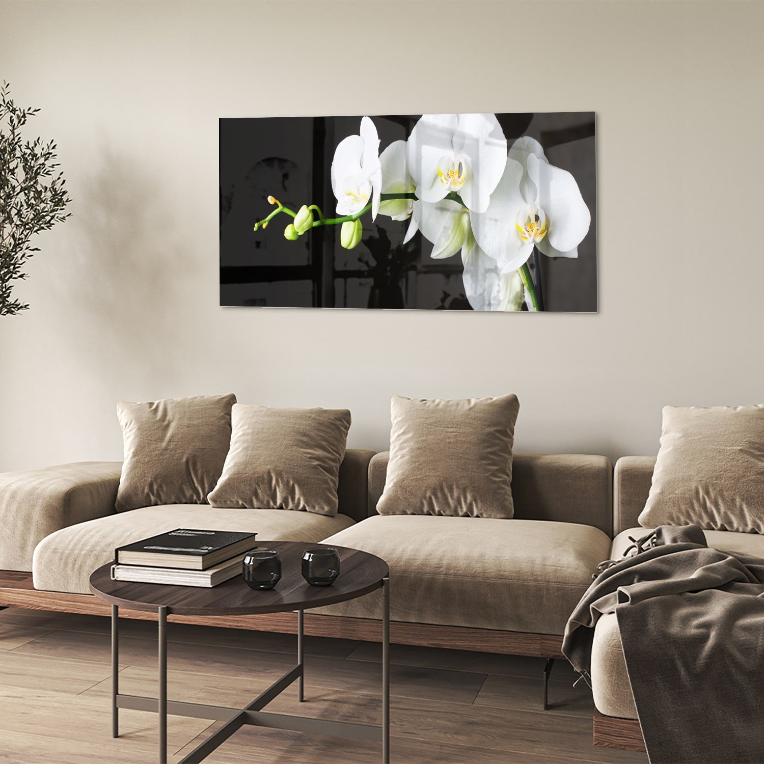 Glazen schilderij van witte orchideen op een zwarte achtergrond