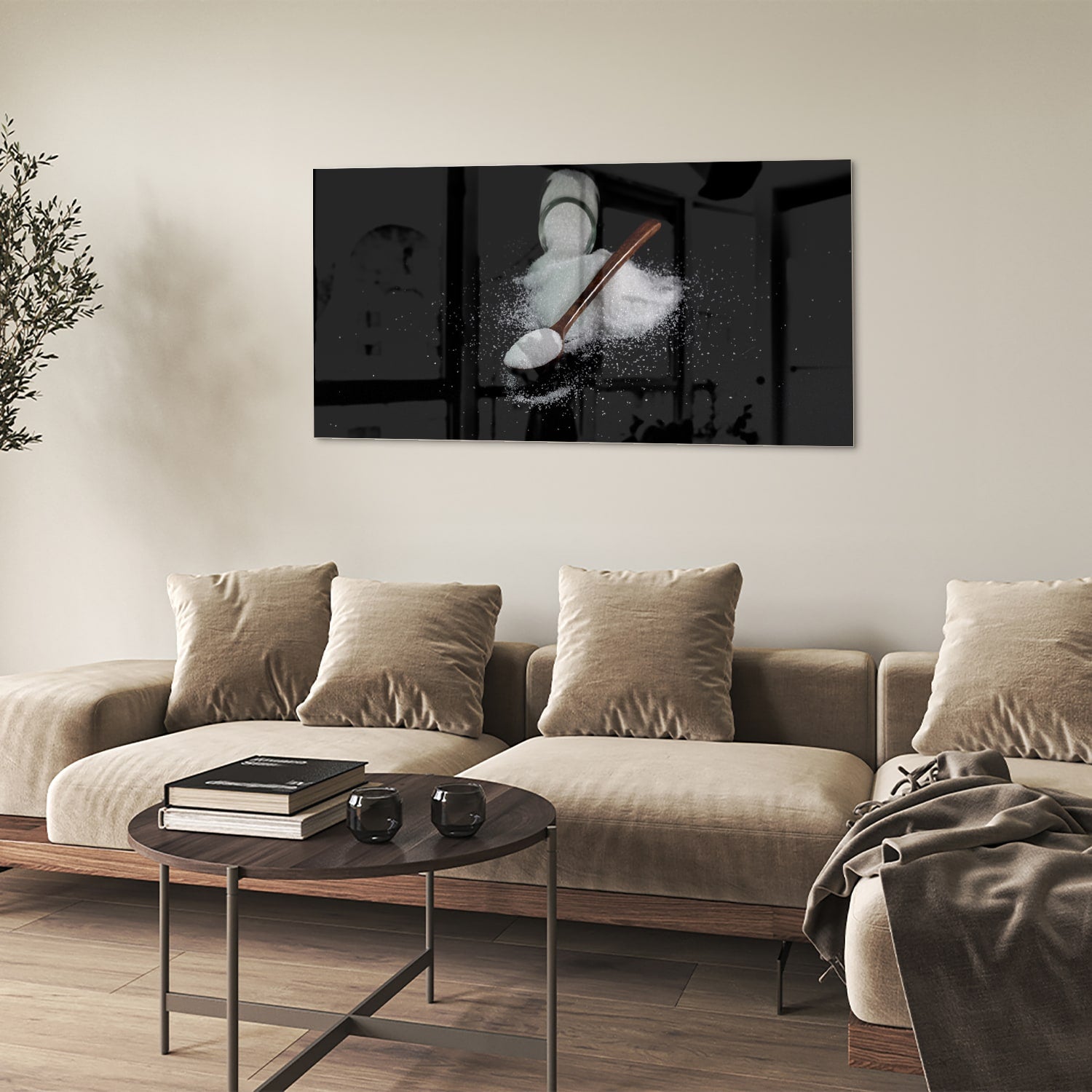 Een glazen schilderij met zout en een lepel op een zwarte achtergrond, ideaal voor keukeninrichting.
