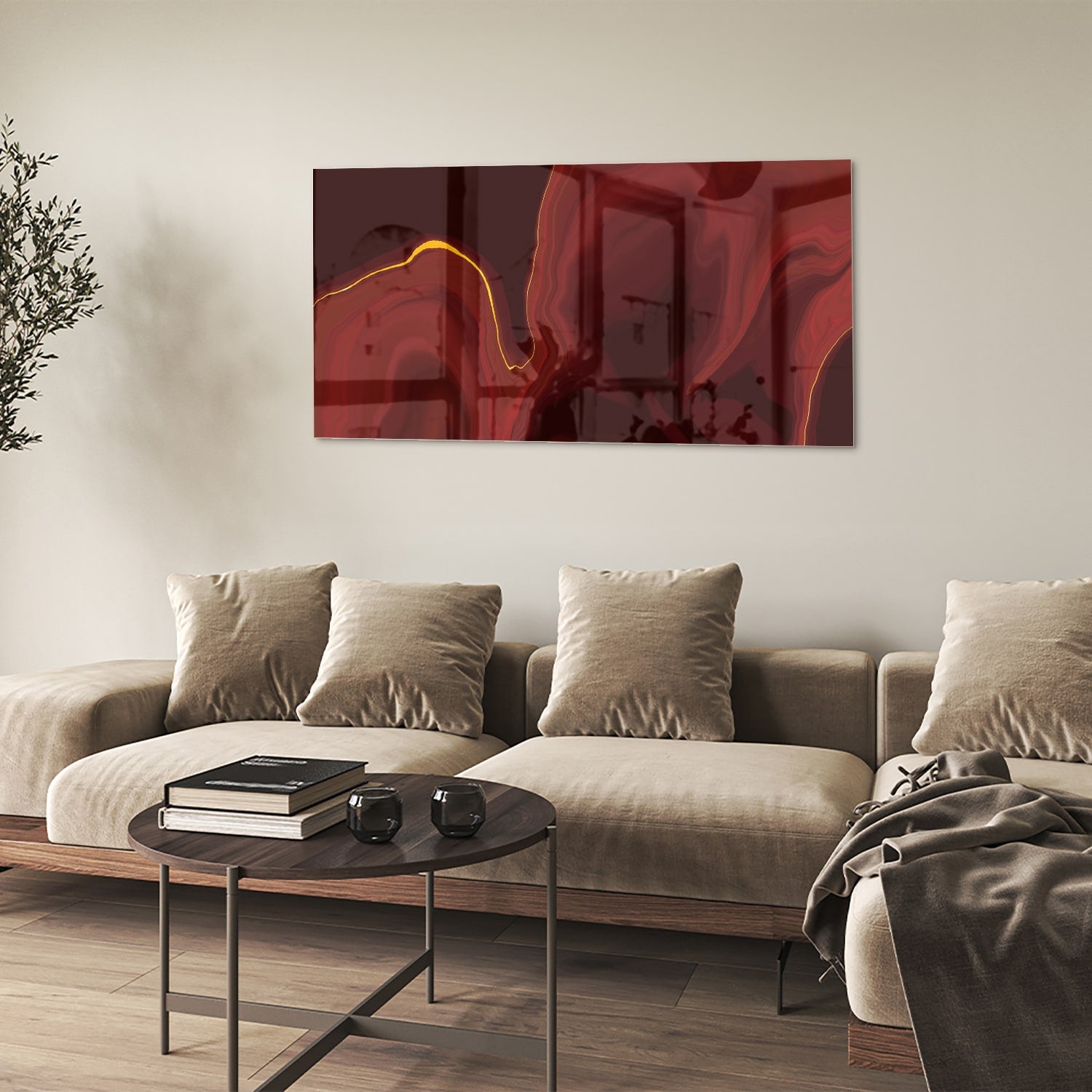 Abstract glazen schilderij met warme roodtinten aan de muur