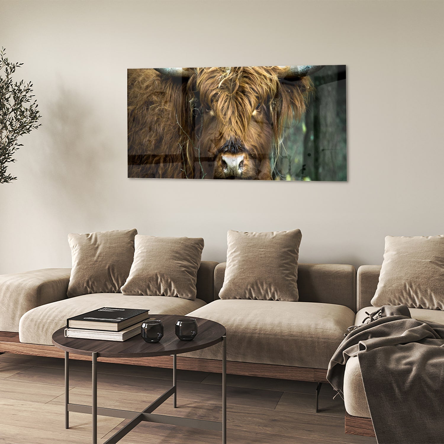 Glazen schilderij van een Schotse Hooglander in een natuurlijke omgeving