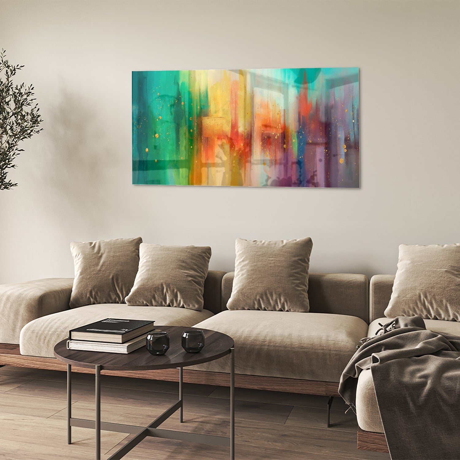 Abstract kleurrijk glazen schilderij aan de muur in een moderne woonkamer.