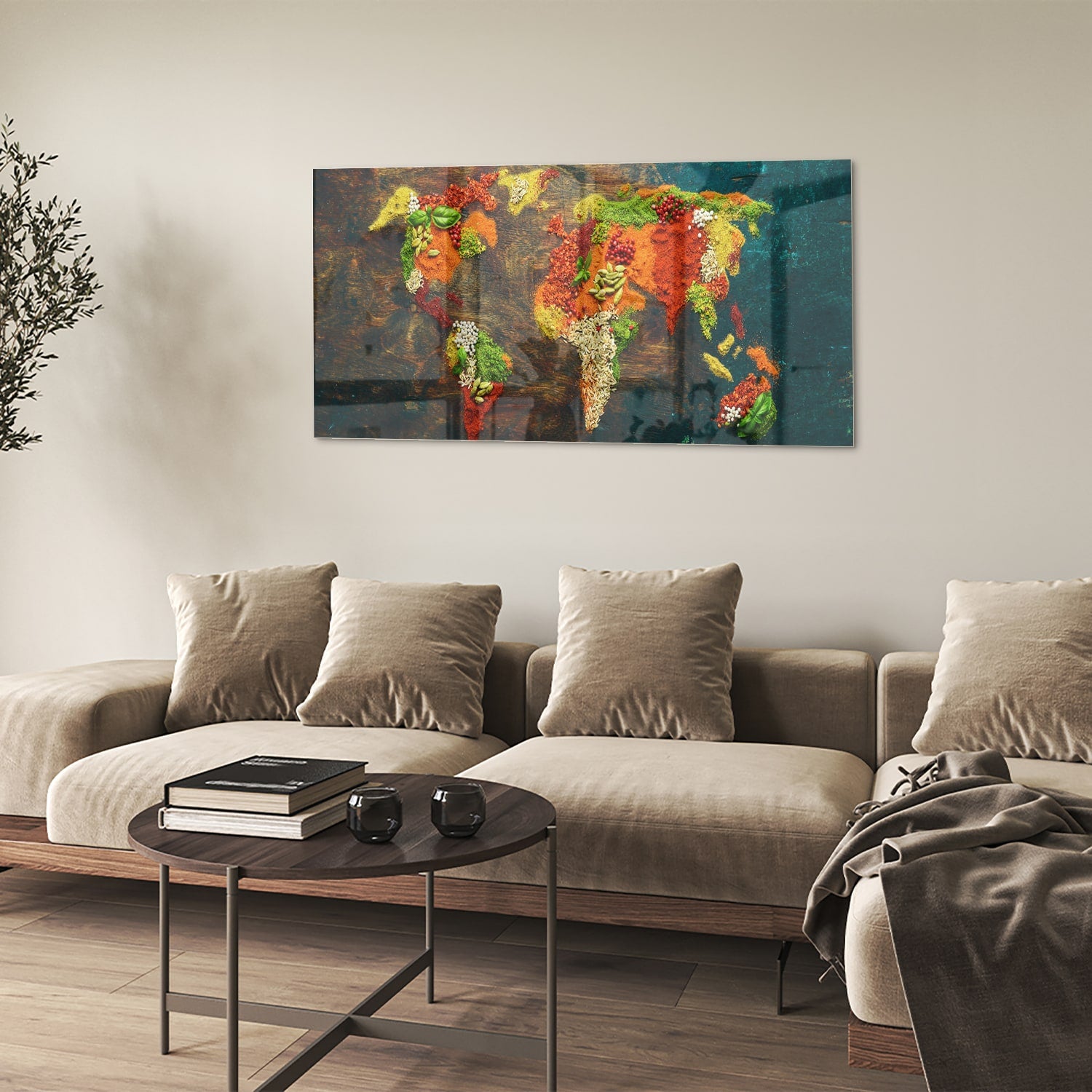 Kleurrijke glazen schilderij van een wereldkaart in een moderne woonkamer.
