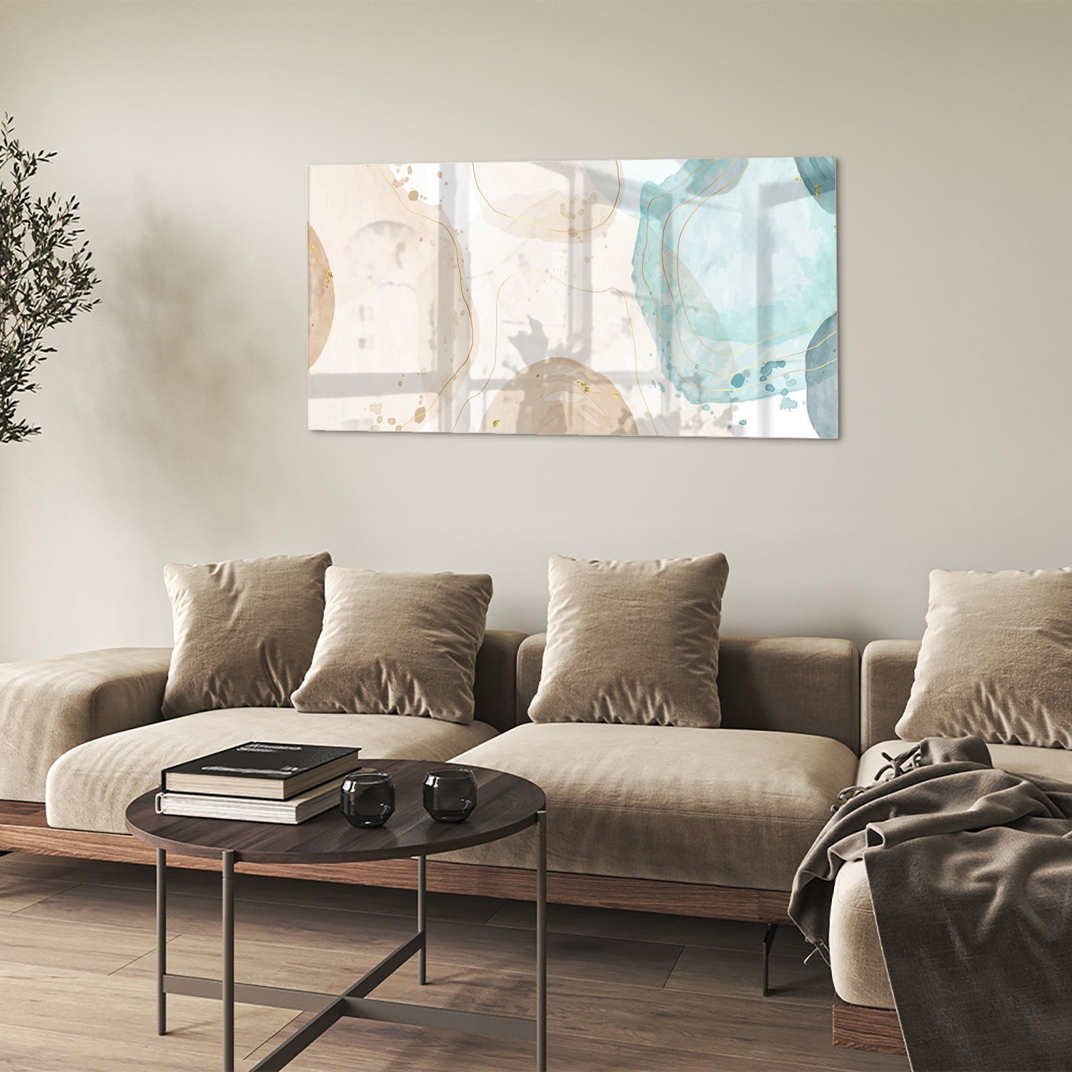 Elegante glazen schilderij met aqua en gouden tinten aan de muur.