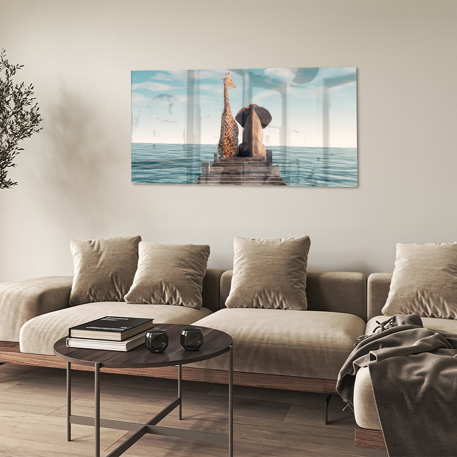 Glazen schilderij van een giraffe en olifant op een houten pier met zee op de achtergrond.