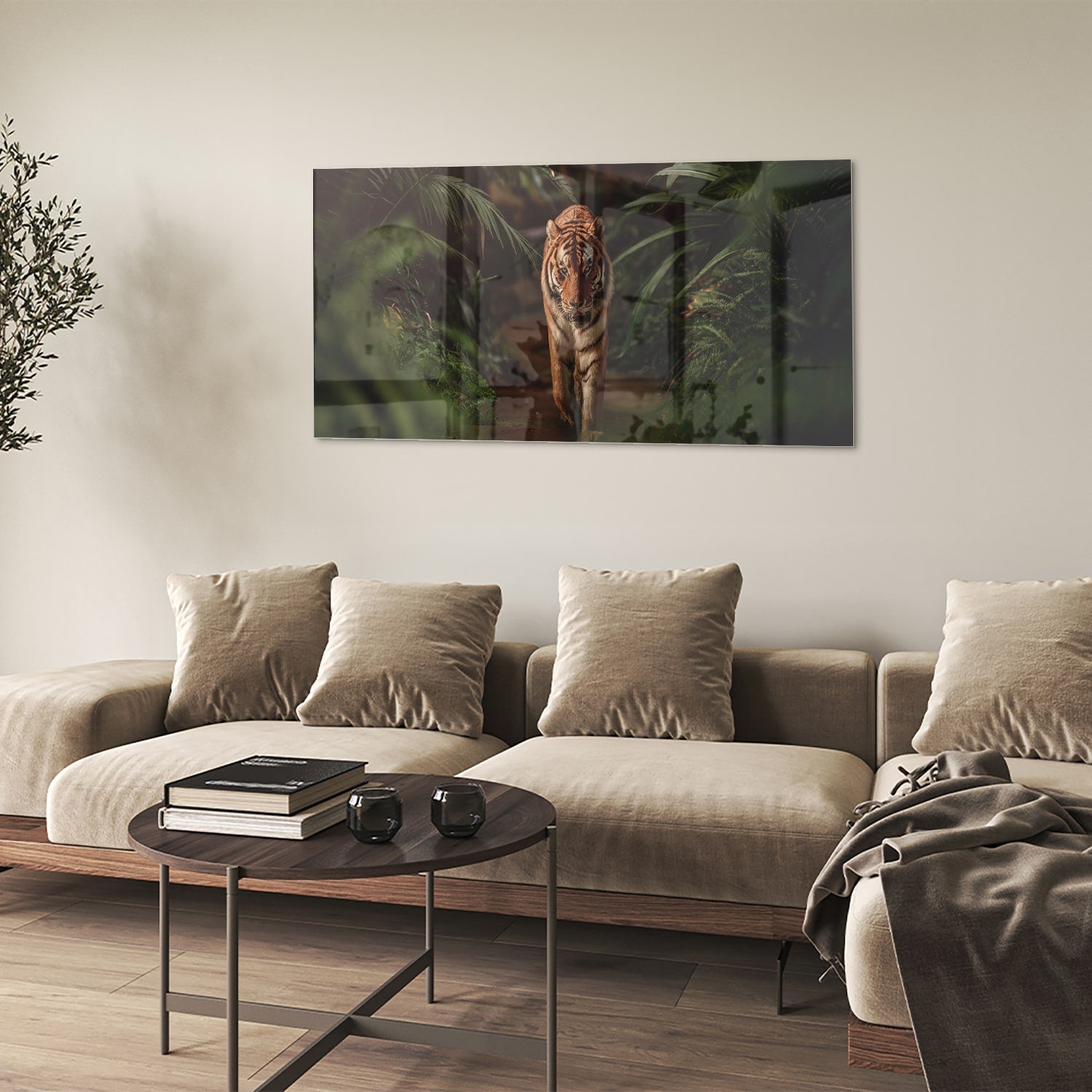 Glazen schilderij van een tijger in de jungle met groene bladeren.