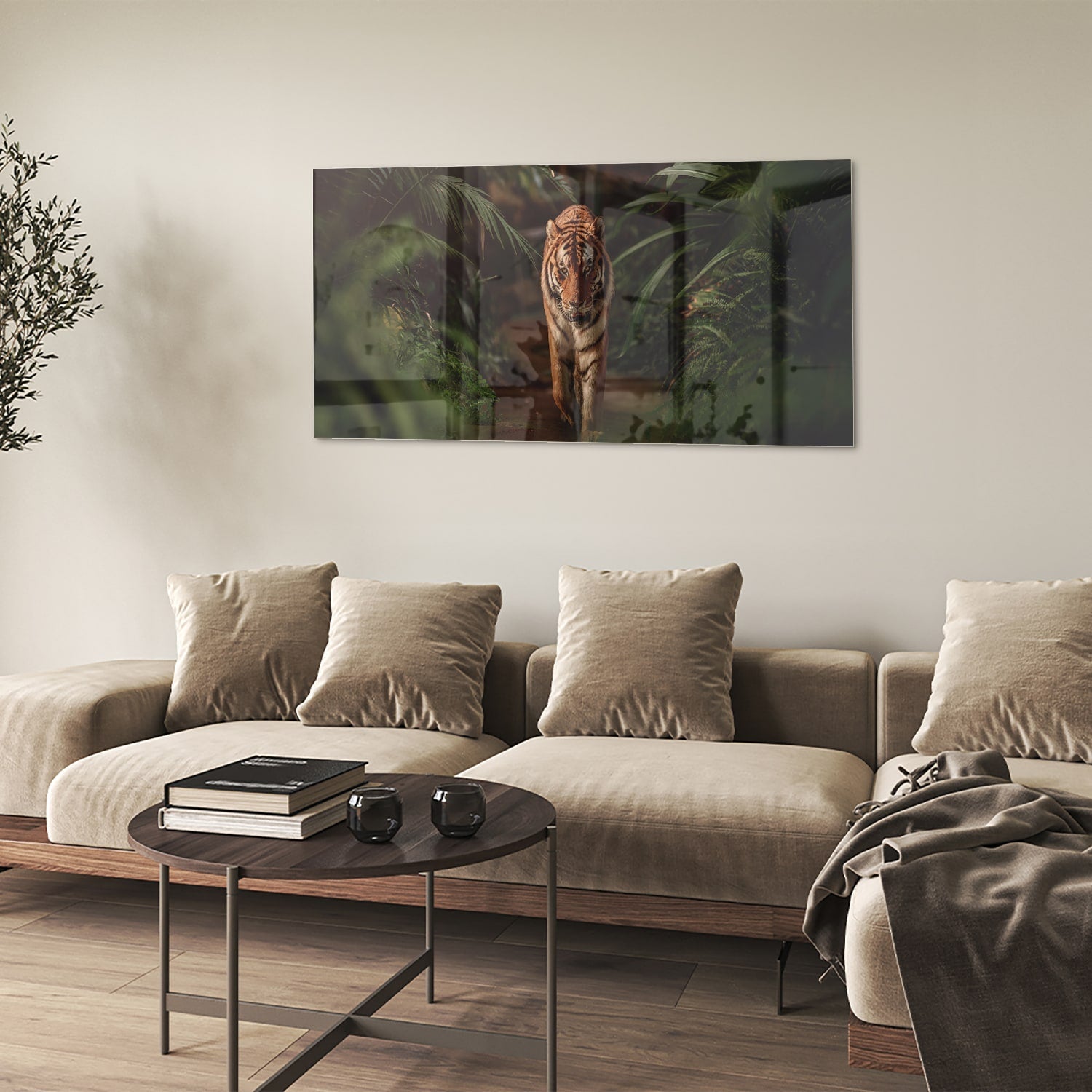 Glazen schilderij van een tijger in de jungle met groene bladeren.