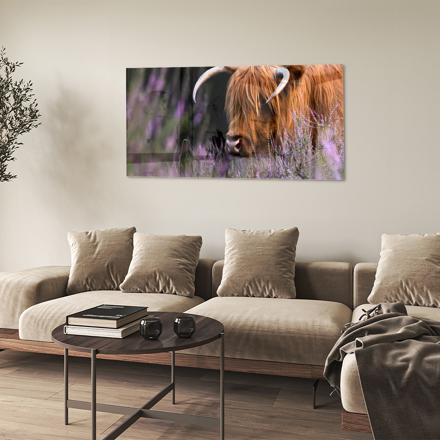 Glazen schilderij van een Schotse Hooglander met lavendel op de achtergrond.