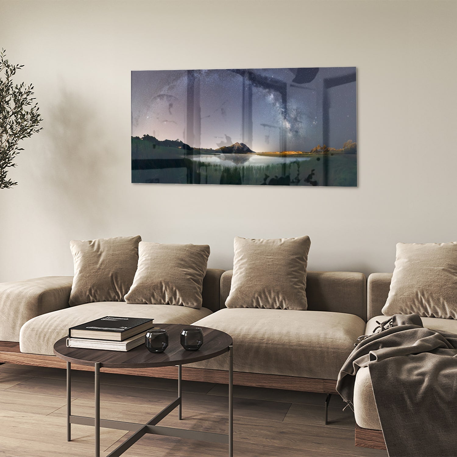 Glazen schilderij met sterrenhemel en bergen aan de wand