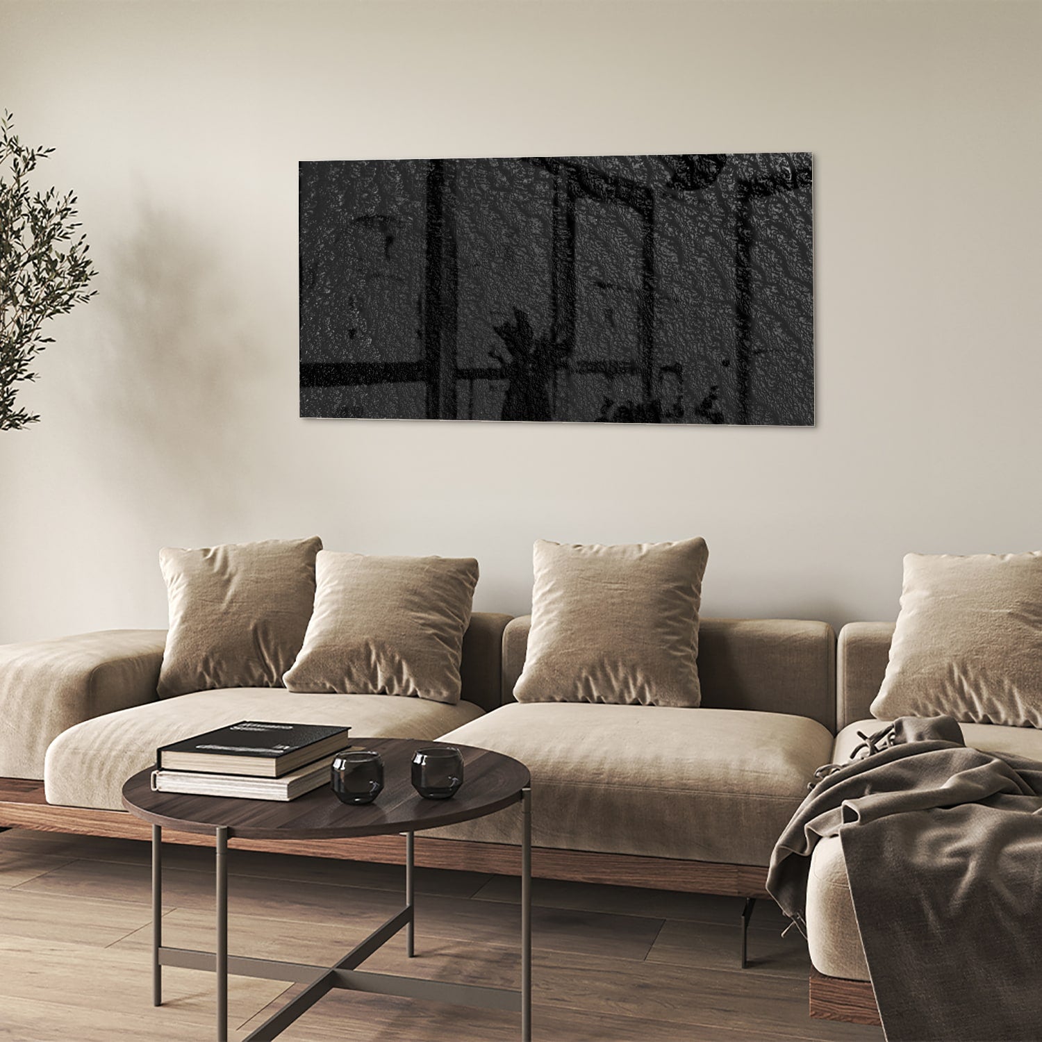 Zwart glazen schilderij aan een witte muur in een moderne woonkamer.