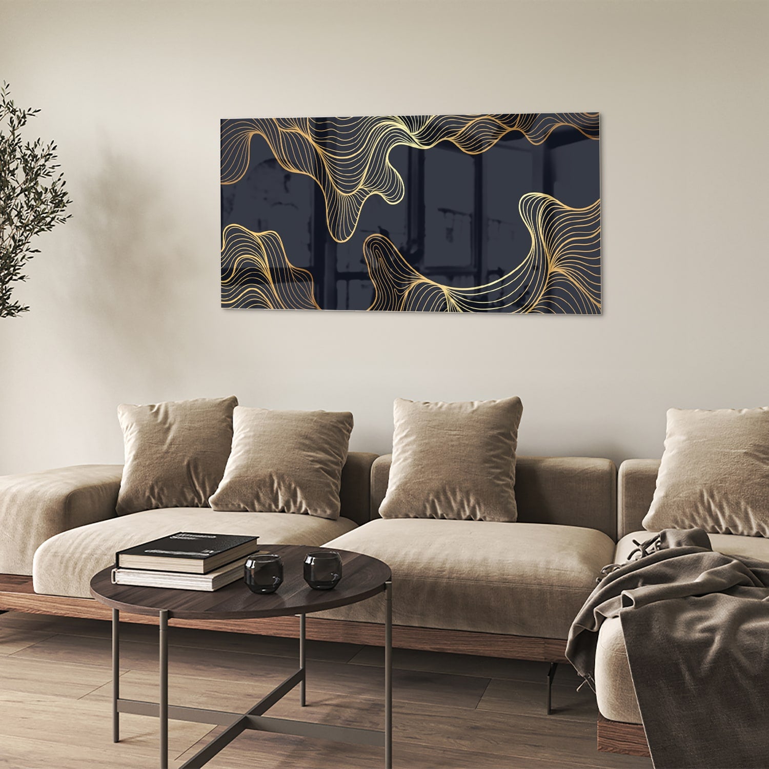 Glazen schilderij met gouden lijnen tegen een donkerblauwe achtergrond in een moderne woonkamer.