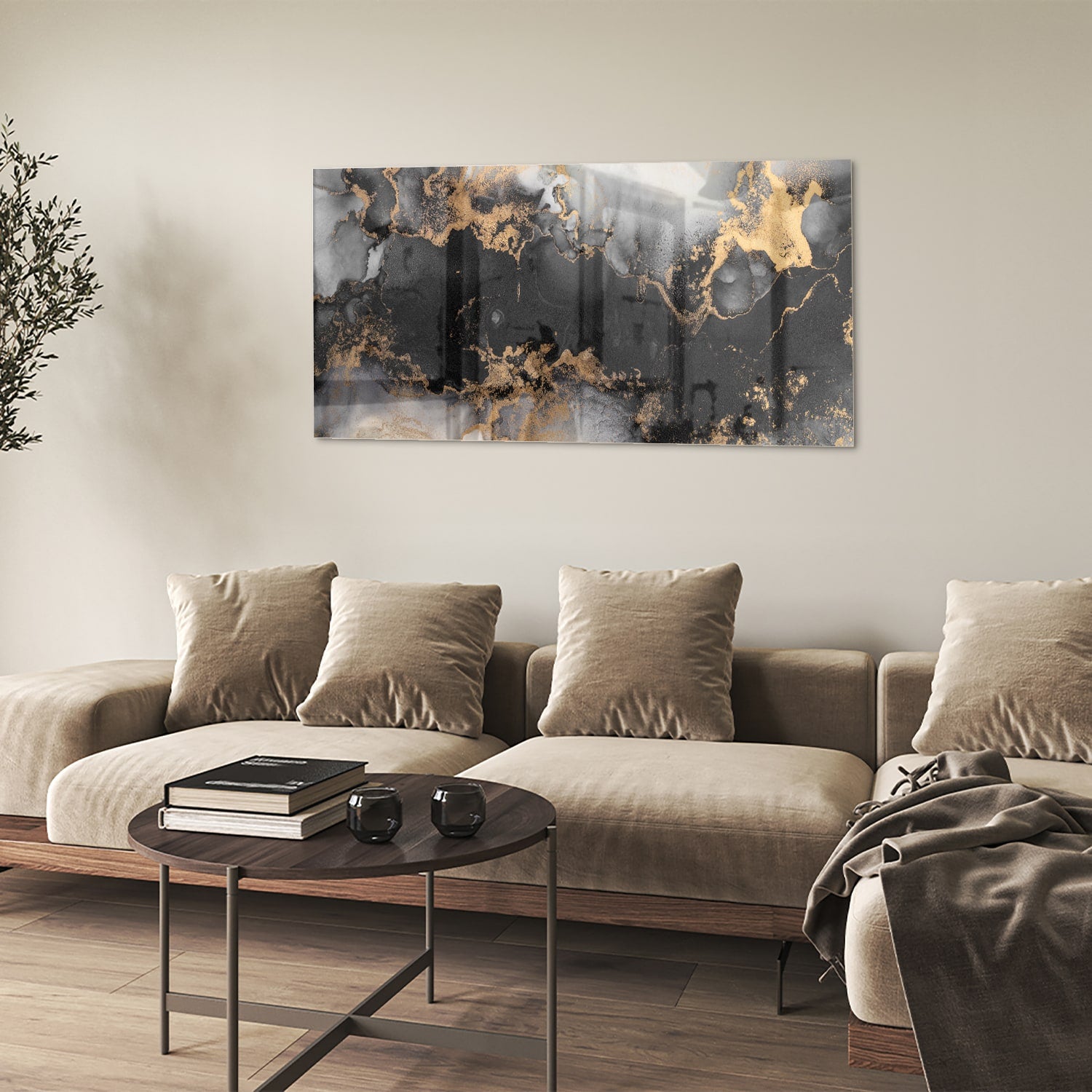 Glazen schilderij met zwarte en gouden abstracte patronen aan de muur boven een houten kast.