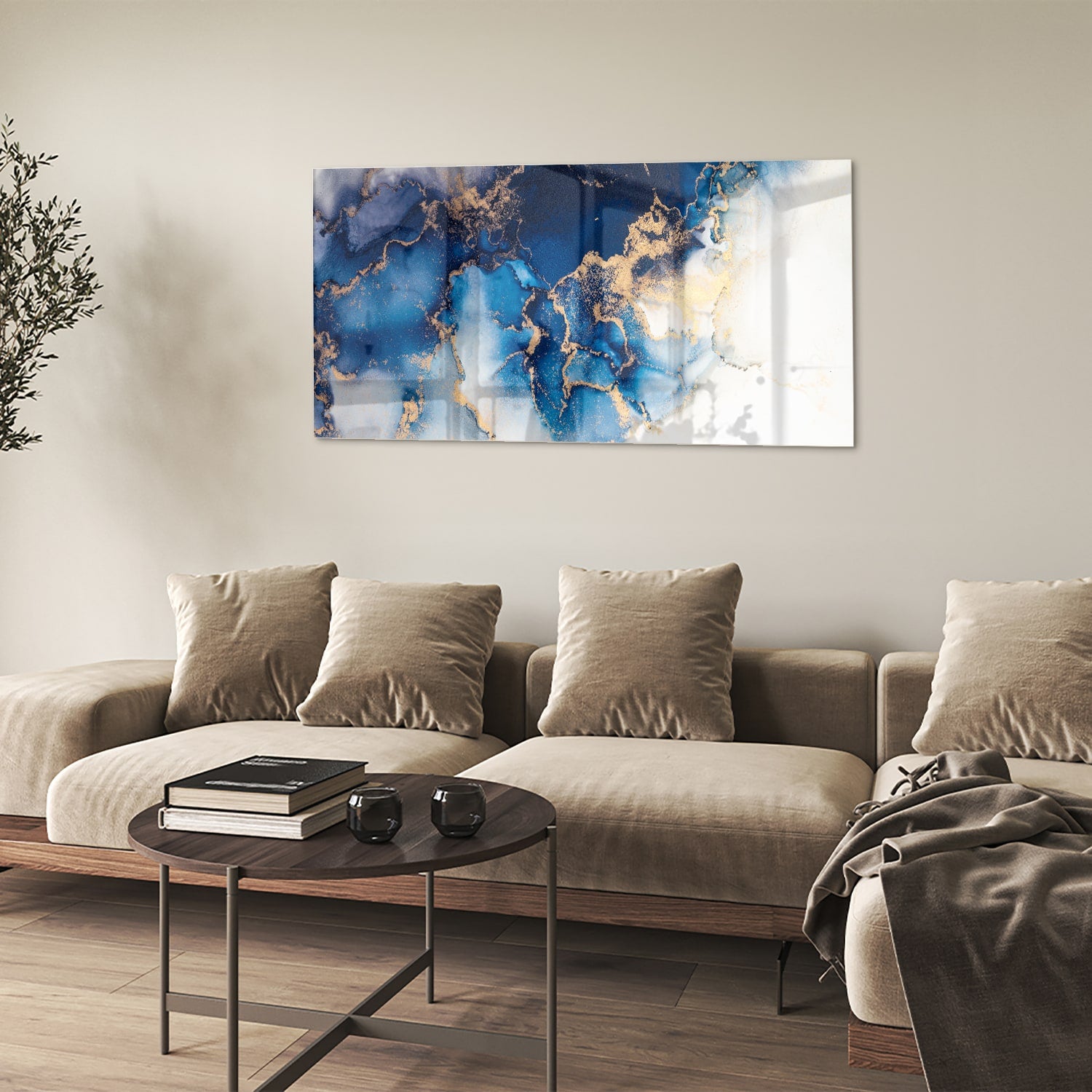 Prachtig glazen schilderij met blauwe en gouden patronen aan de muur.