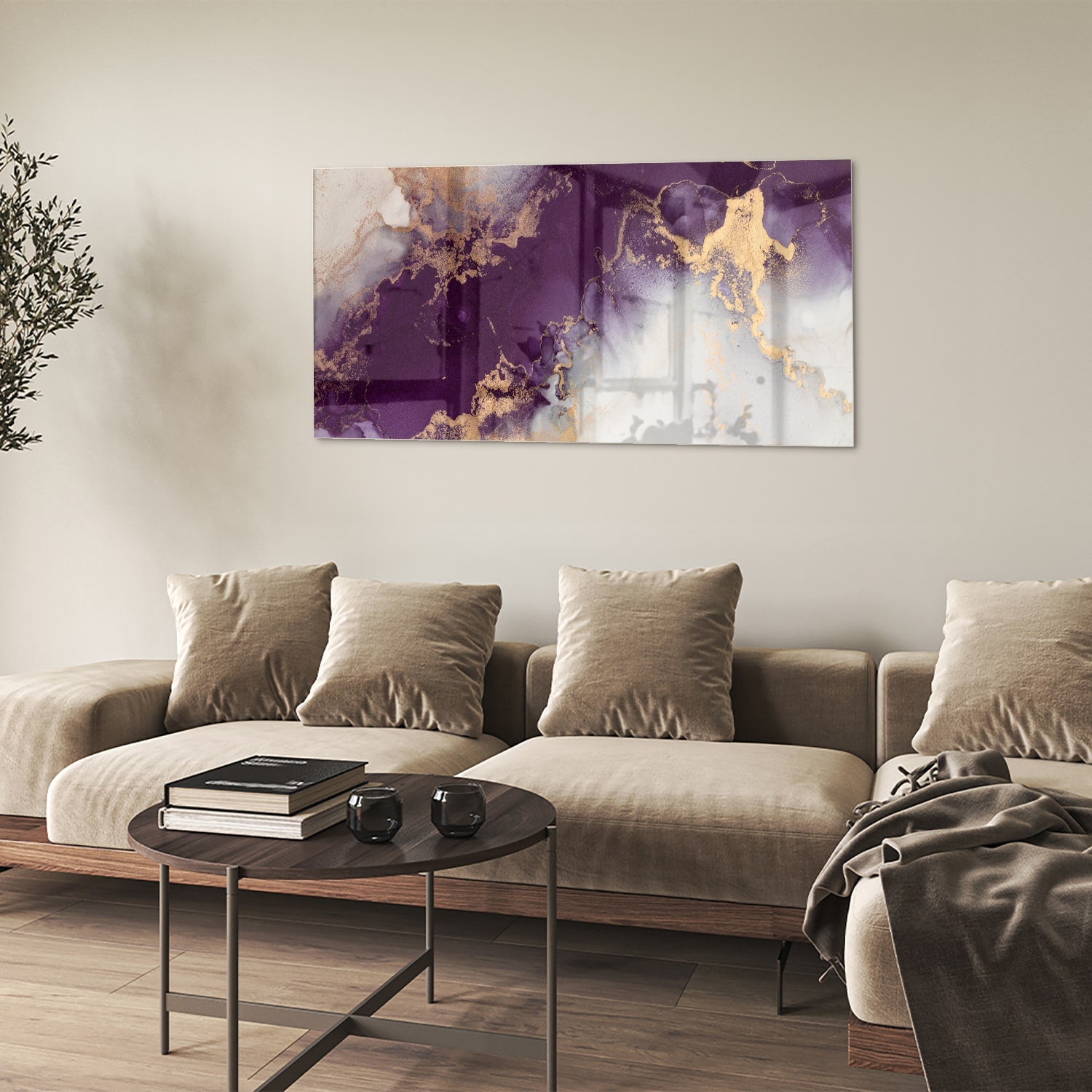 Een elegant paarse glazen schilderij met gouden accenten aan een muur in moderne woonkamer.