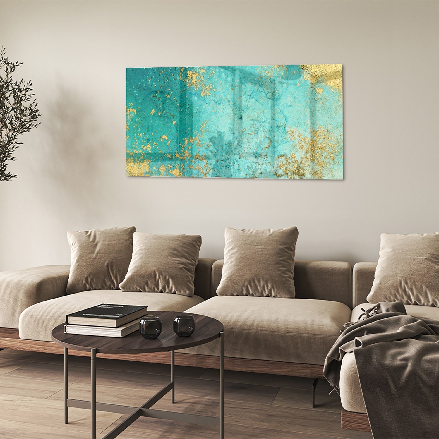 Glazen schilderij met turquoise en gouden accenten aan de muur