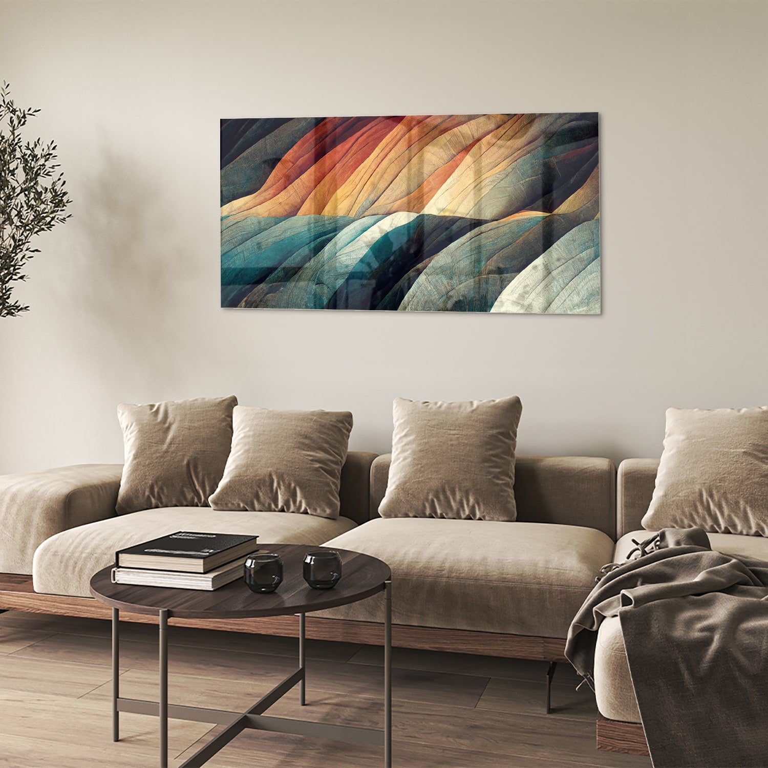 Abstract glazen schilderij met gekleurde golven in een moderne woonkamer.