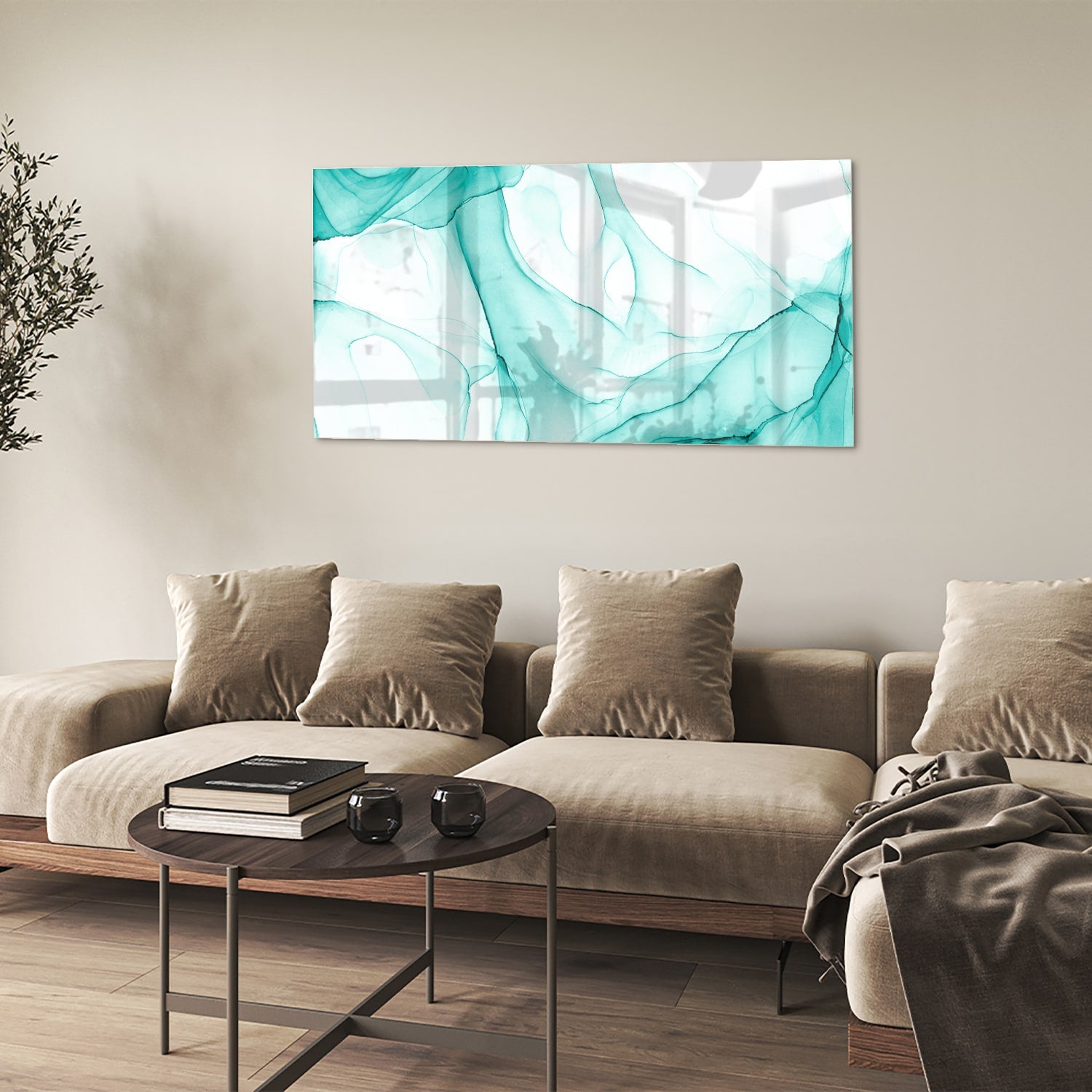 Lichtblauw abstract glazen schilderij aan de muur boven een houten meubel.