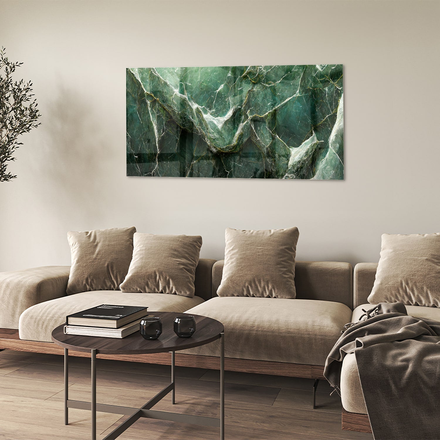 Glas schilderij met marmerpatroon in groene tinten, hangt aan de muur.