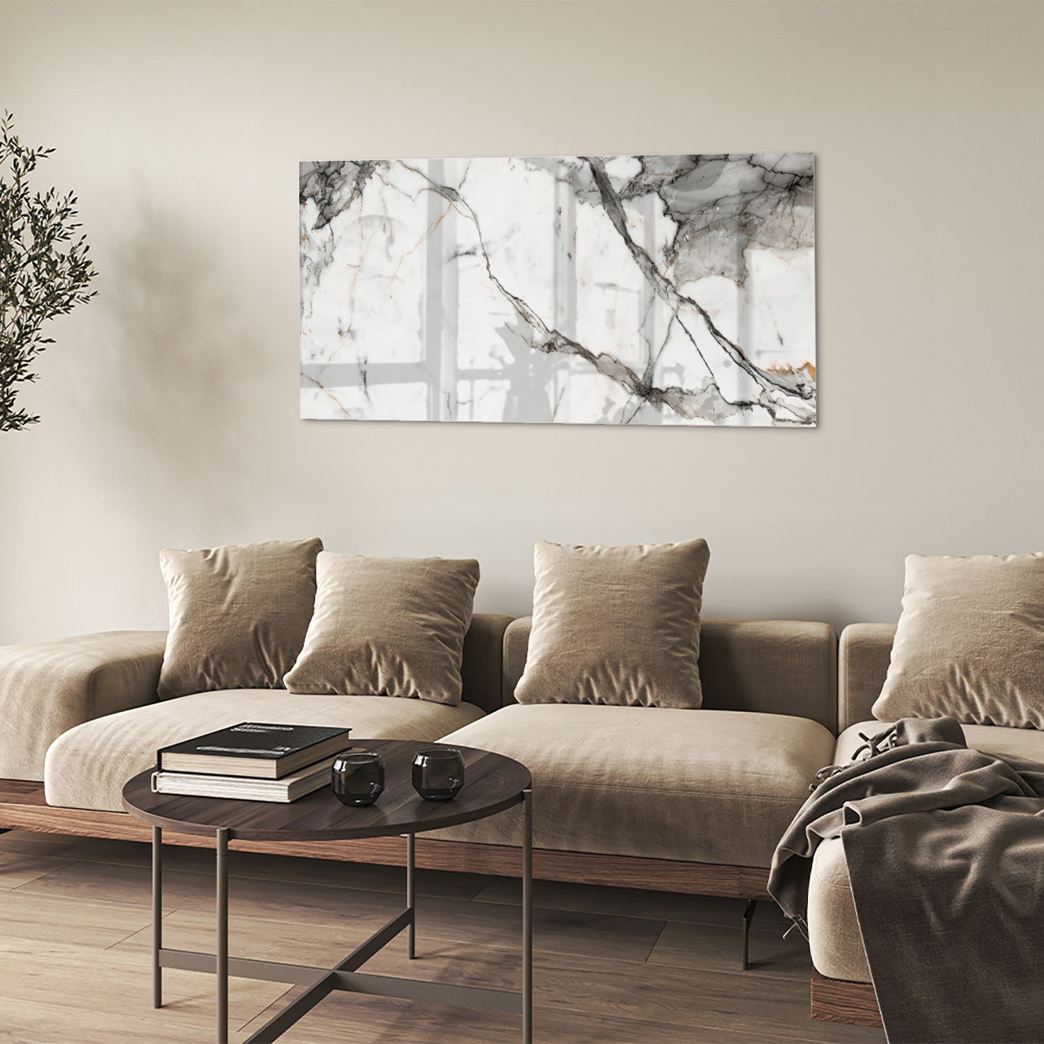 Elegant glazen schilderij in marmerlook aan de muur.