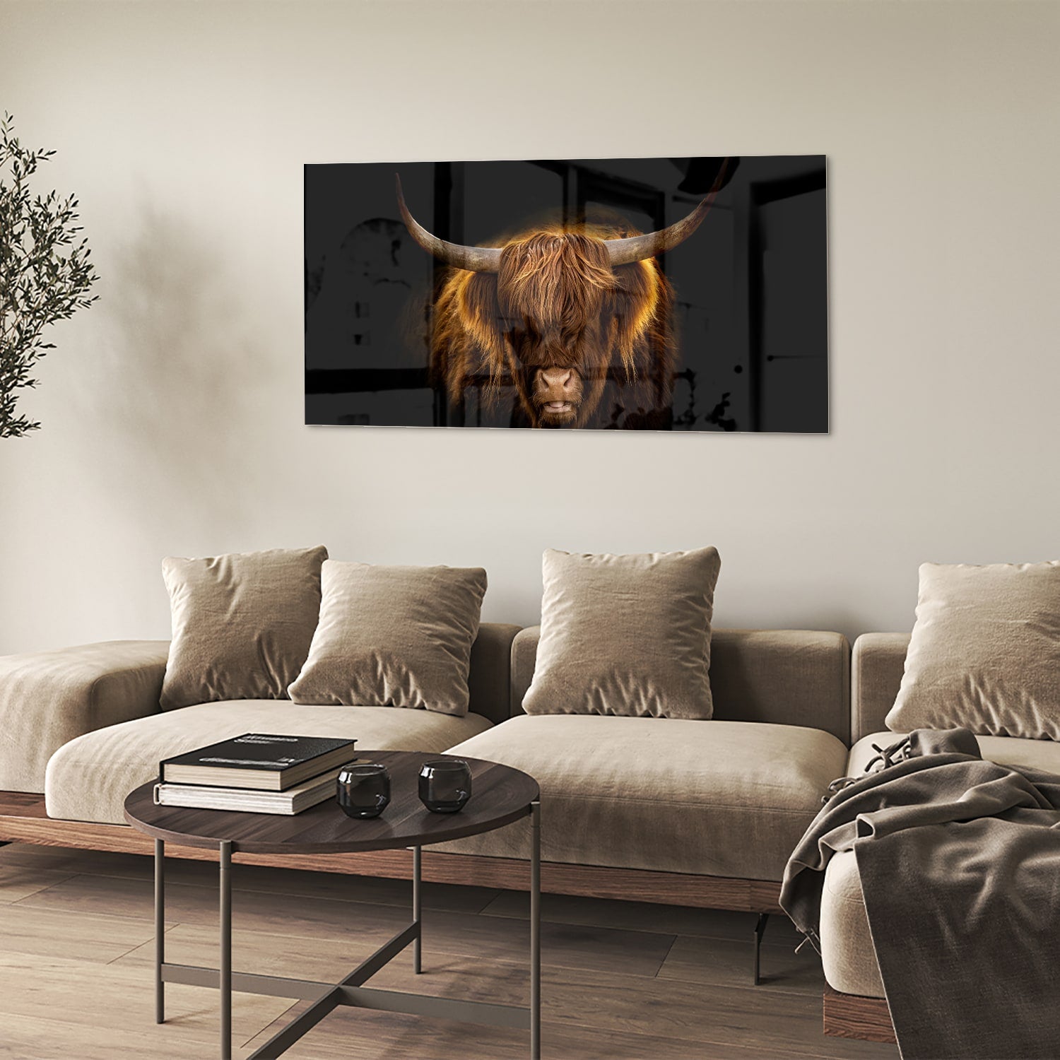 Glazen schilderij van een Highlander rund met lange hoorns en vacht op een zwarte achtergrond.