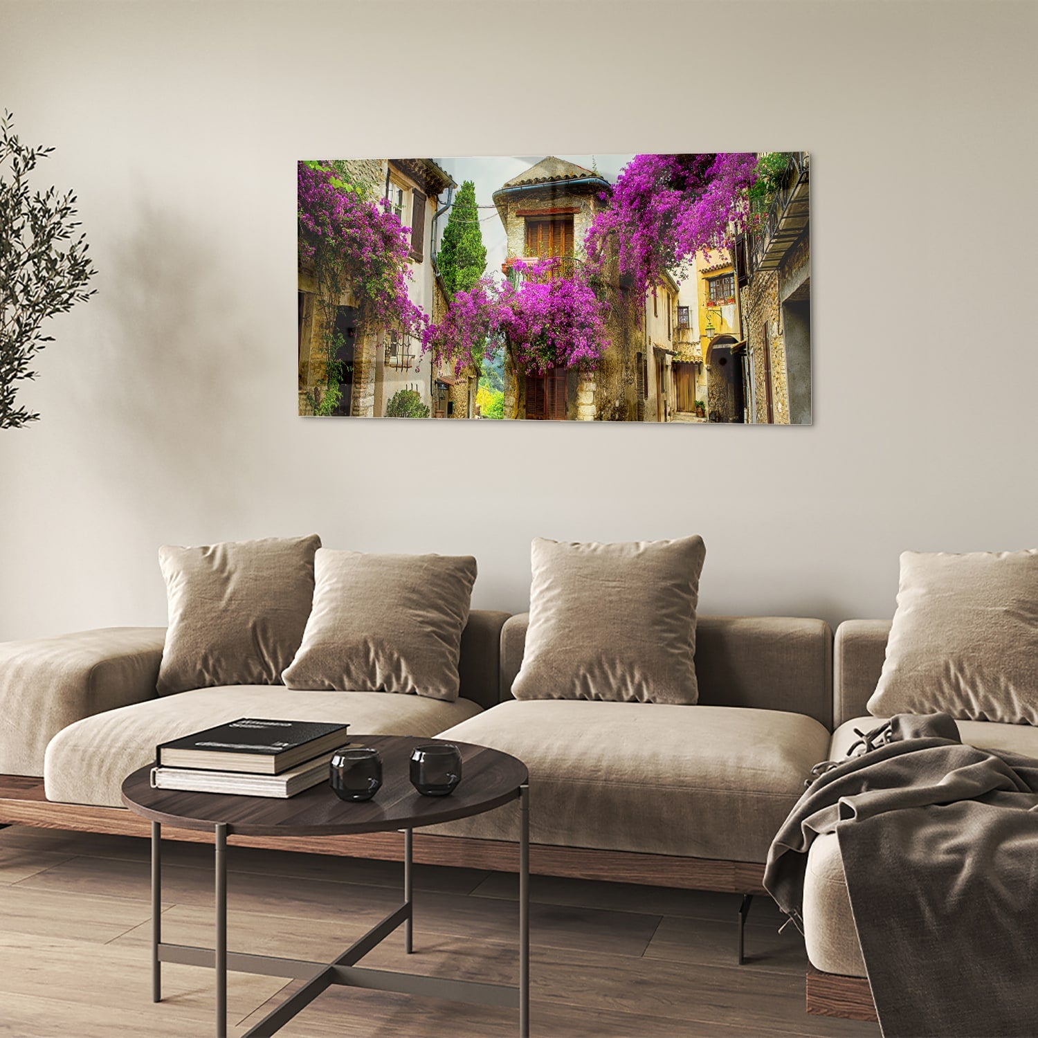 Glazen schilderij met een prachtig straatzicht en paarse bloesems in een helder interieur.