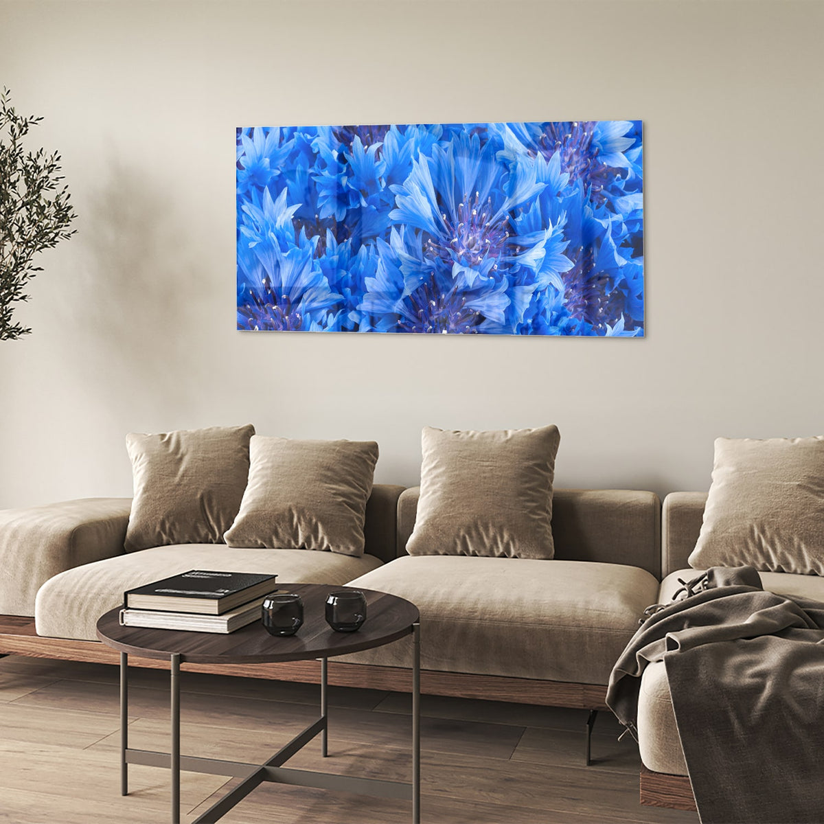 Glazen schilderij met een prachtig blauw bloemenmotief aan de muur
