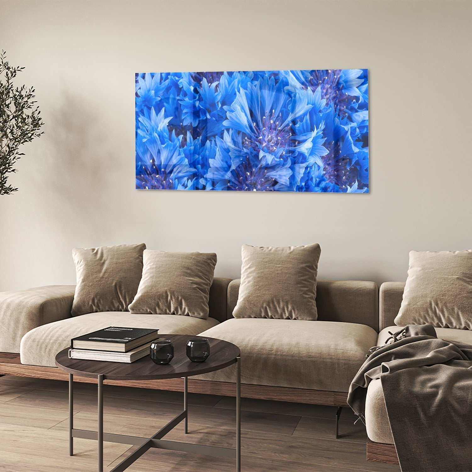 Glazen schilderij met een prachtig blauw bloemenmotief aan de muur