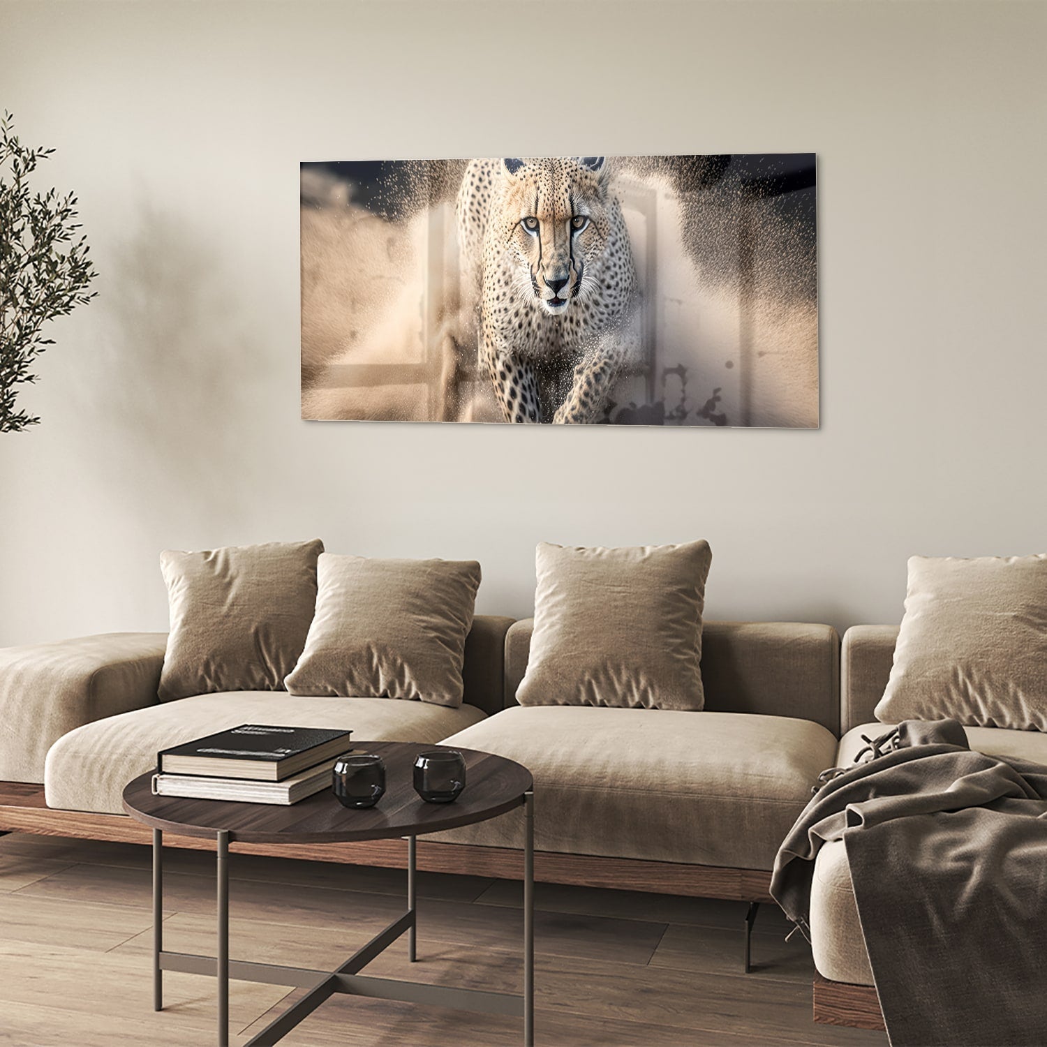 Glazen schilderij van een jachtluipaard die door zand rent in een moderne woonkamer.