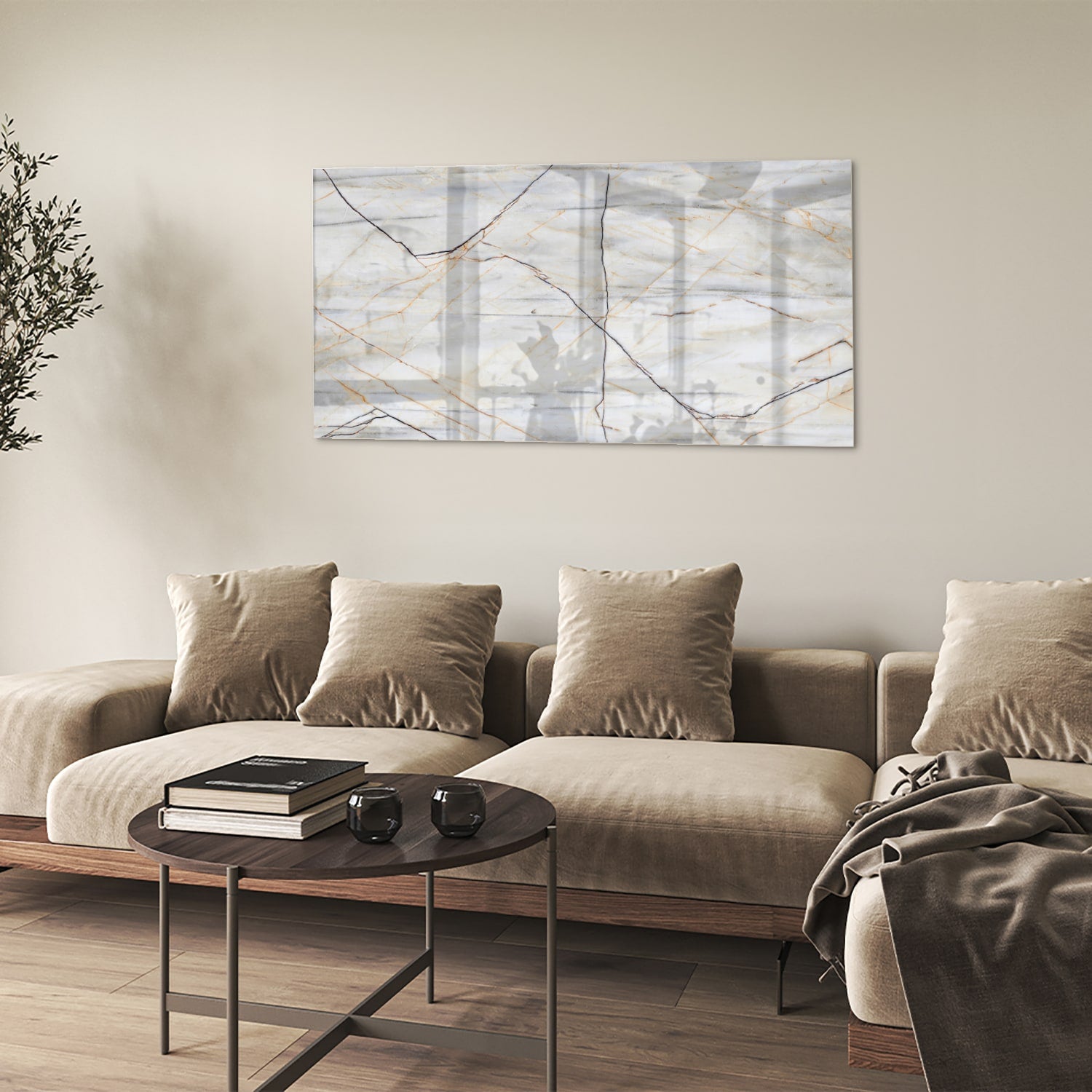 Elegante glazen schilderij met marmerpatroon en gouden lijnen in een moderne woonkamer.
