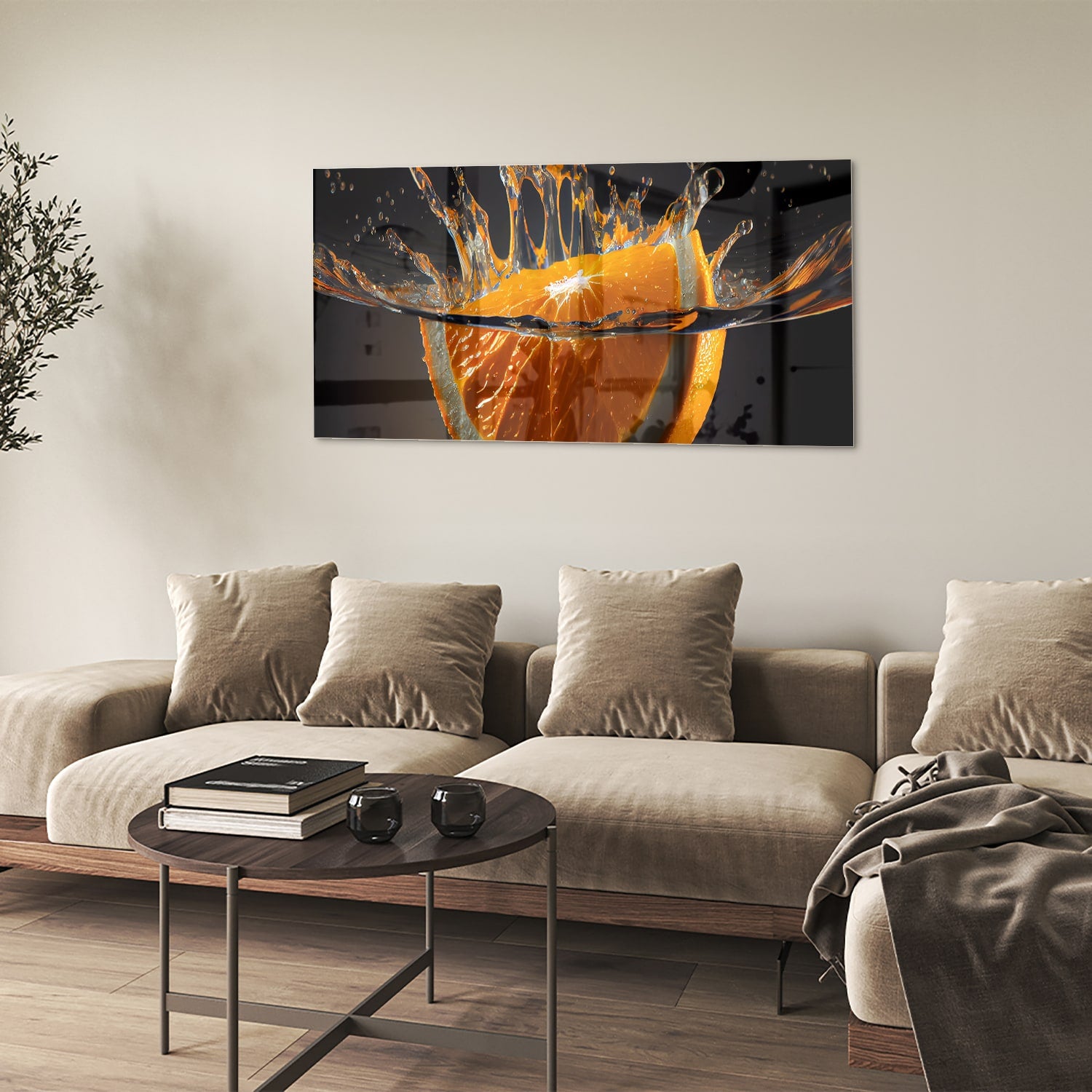 Glazen schilderij van een spetterende sinaasappel boven water.