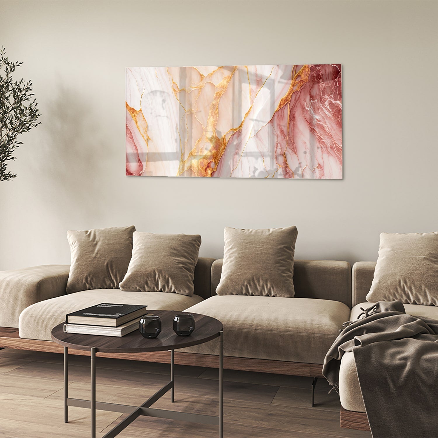 Elegante glazen schilderij met rozen en gouden tinten aan de muur.
