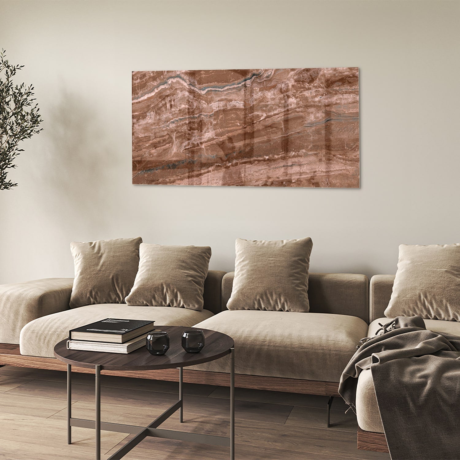 Glazen schilderij in aardetinten hangt aan een lichte muur boven een houten meubelstuk.