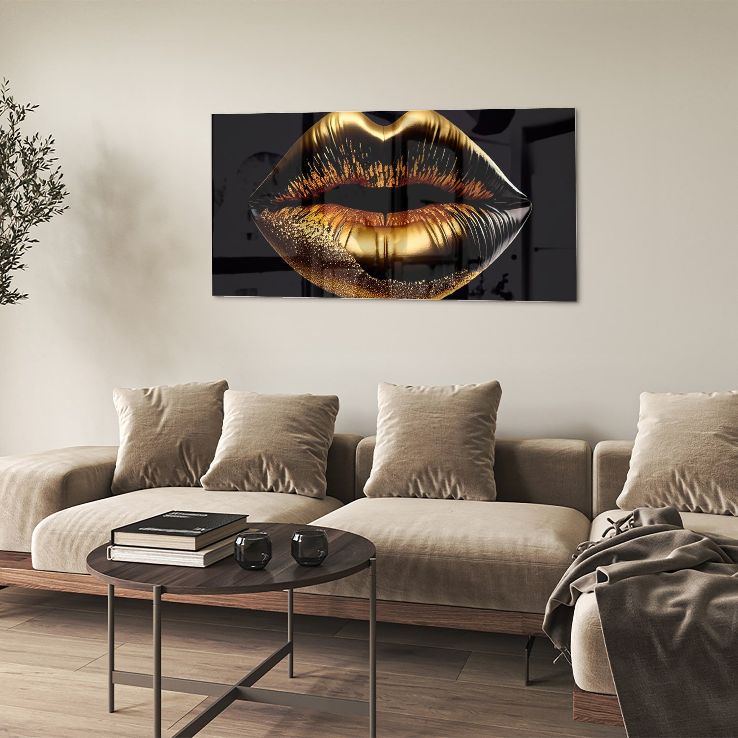 Glazen schilderij van gouden lippen tegen een lichte muur.