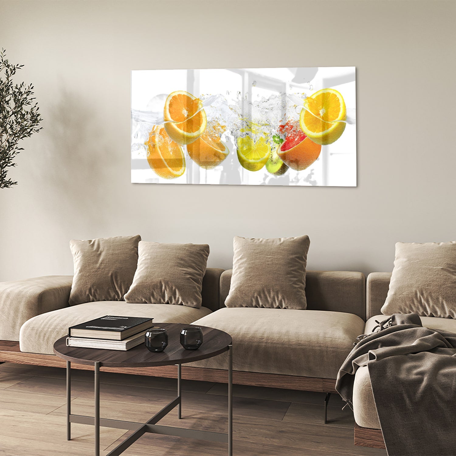 Glazen schilderij met sinaasappels en limoenen in water.