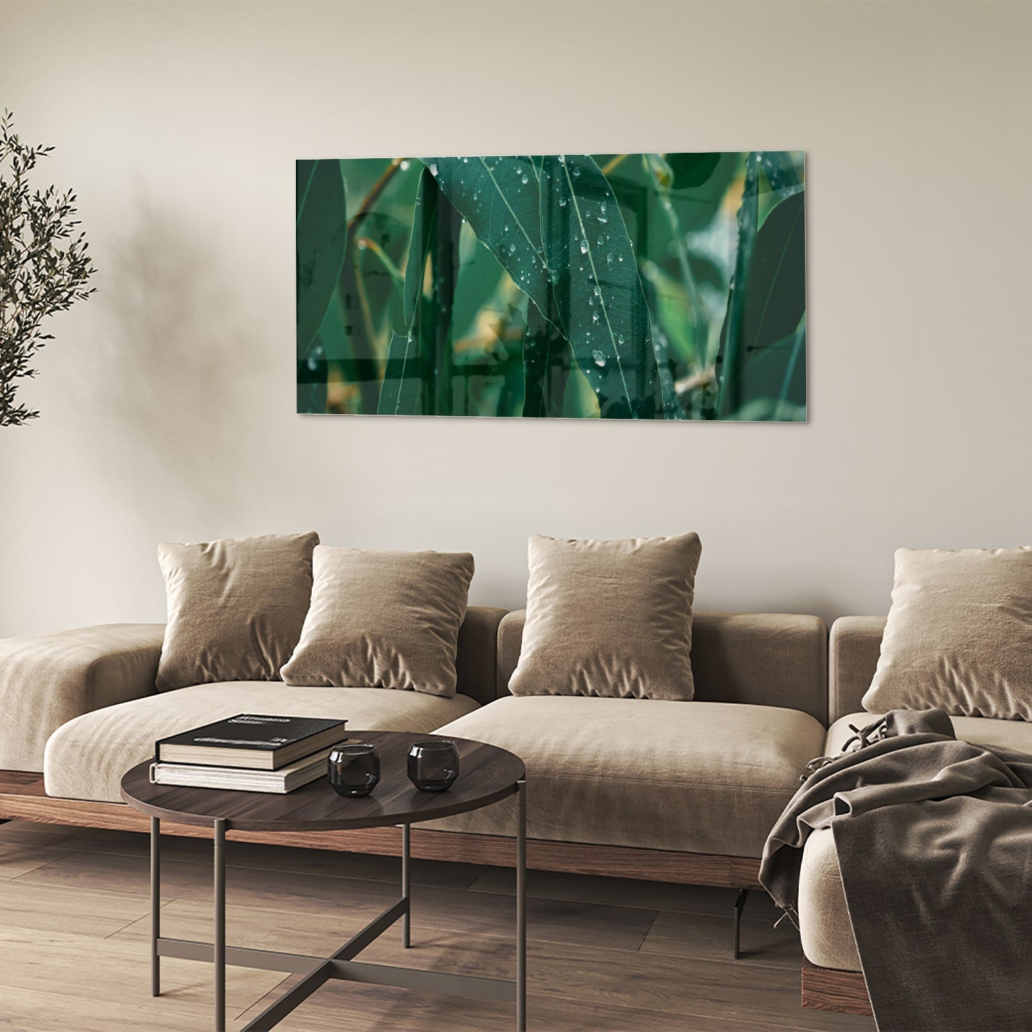 Glas schilderij van groene bladeren met dauwdruppels in een interieur