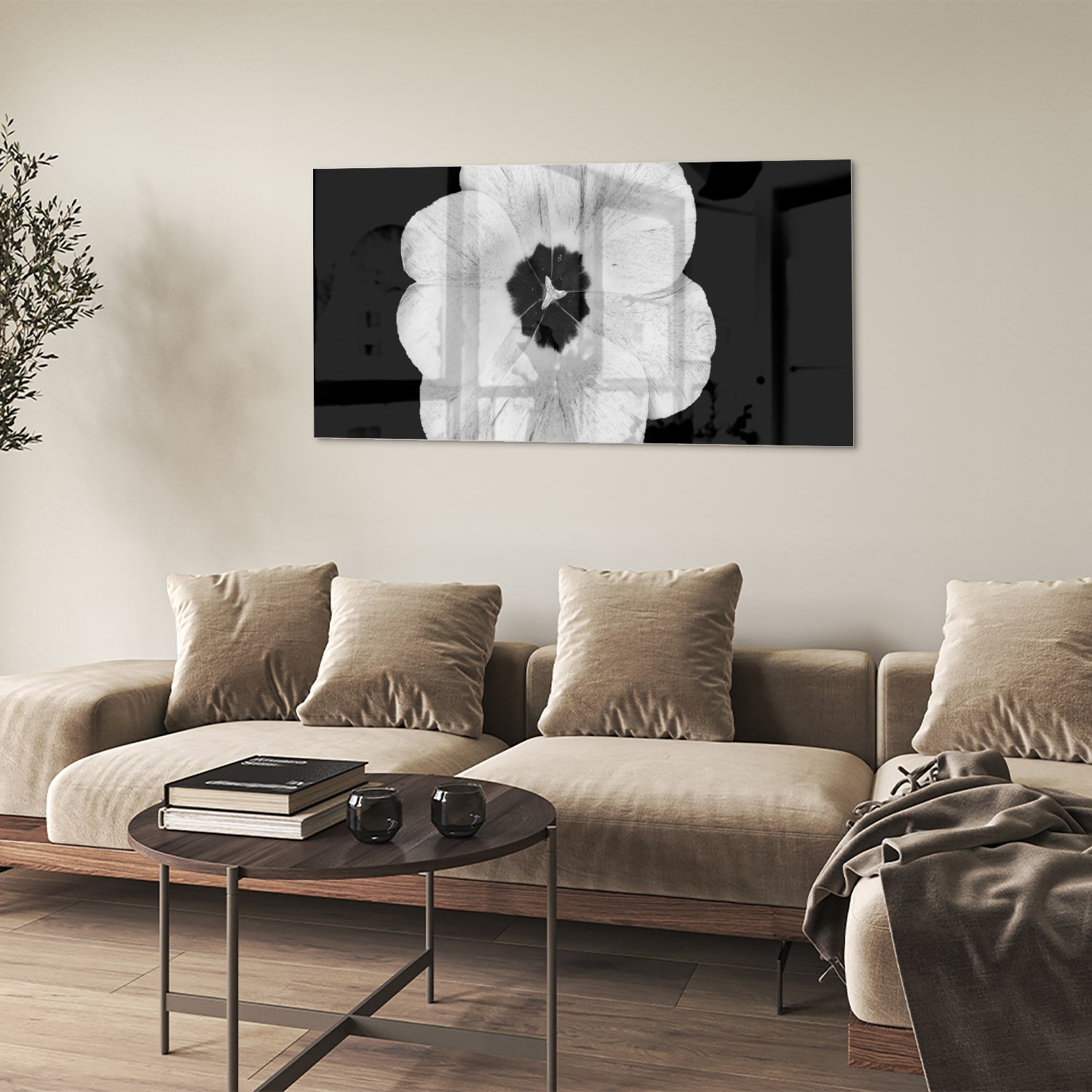 Een glazen schilderij met een witte bloem op een zwarte achtergrond, hangend aan de muur.