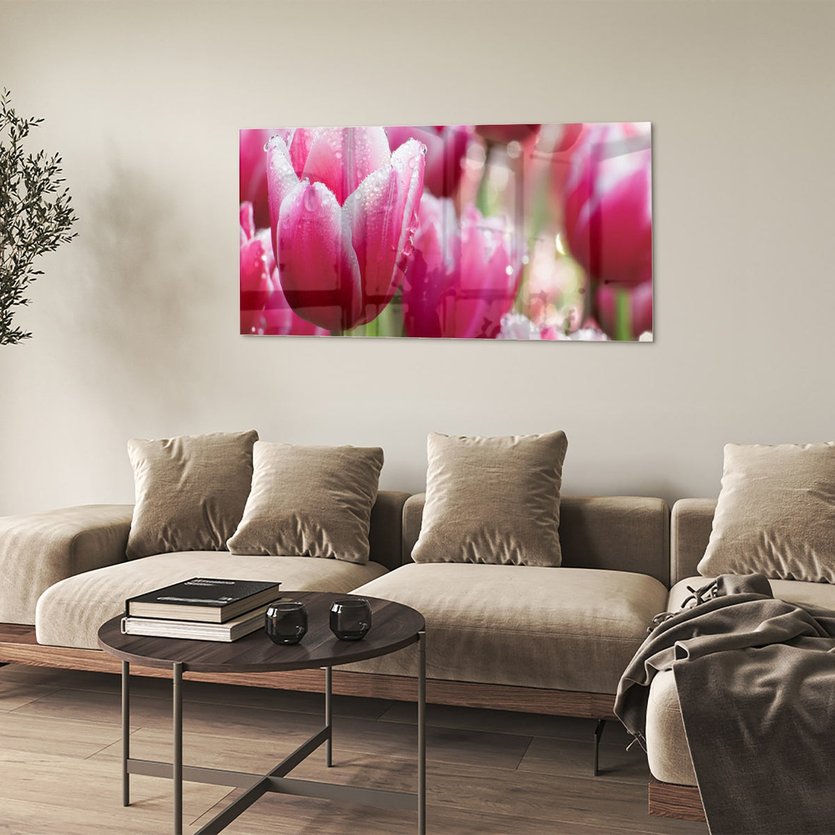 Glazen schilderij van roze tulpen met dauwdruppels, elegant en kleurig.
