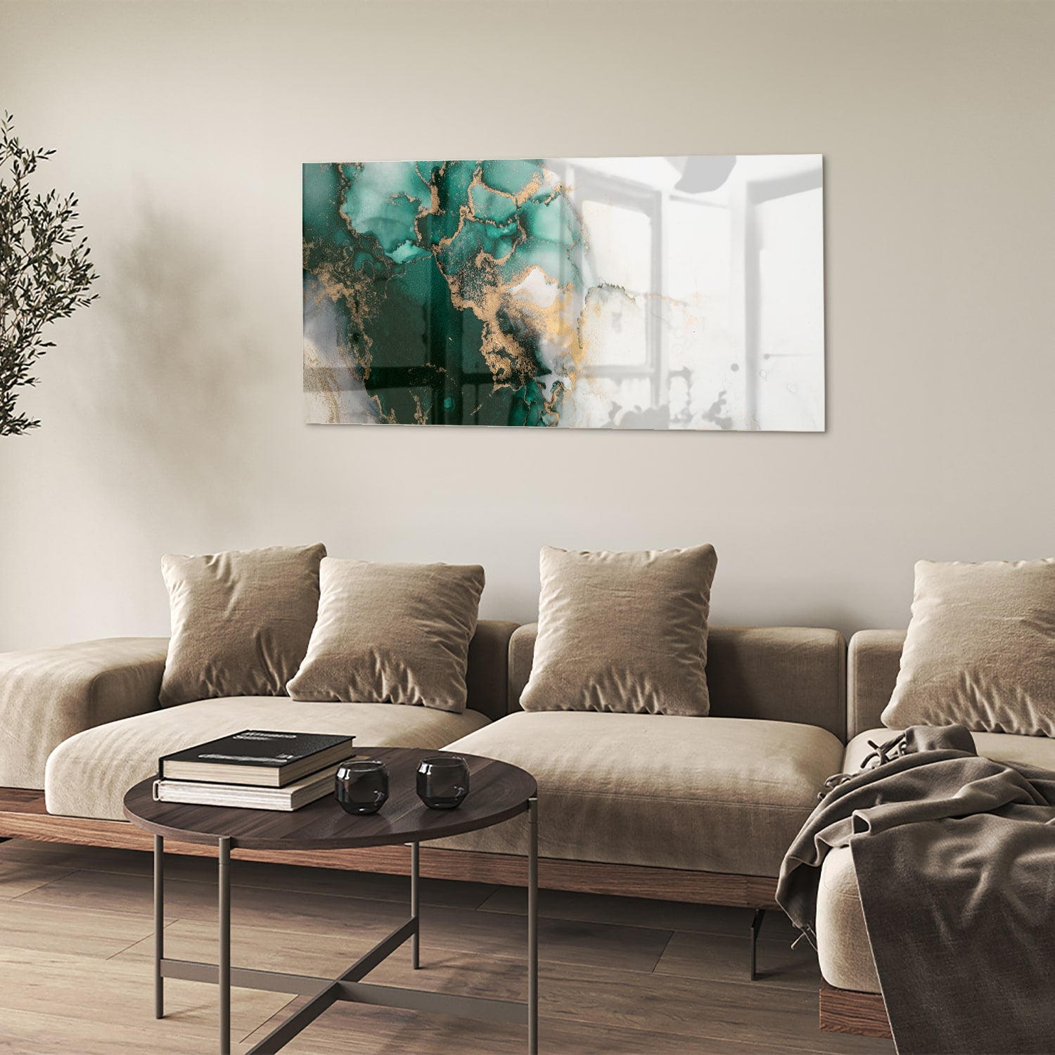 Elegant glazen schilderij met groene en gouden tinten aan de muur