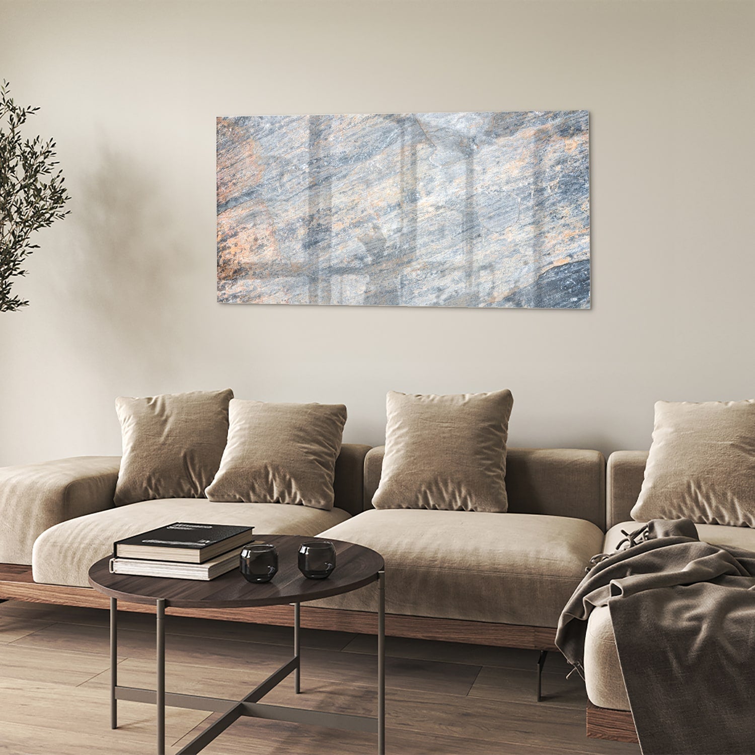 Abstract glazen schilderij met blauwe en oranje tinten aan de muur in een moderne woonkamer.