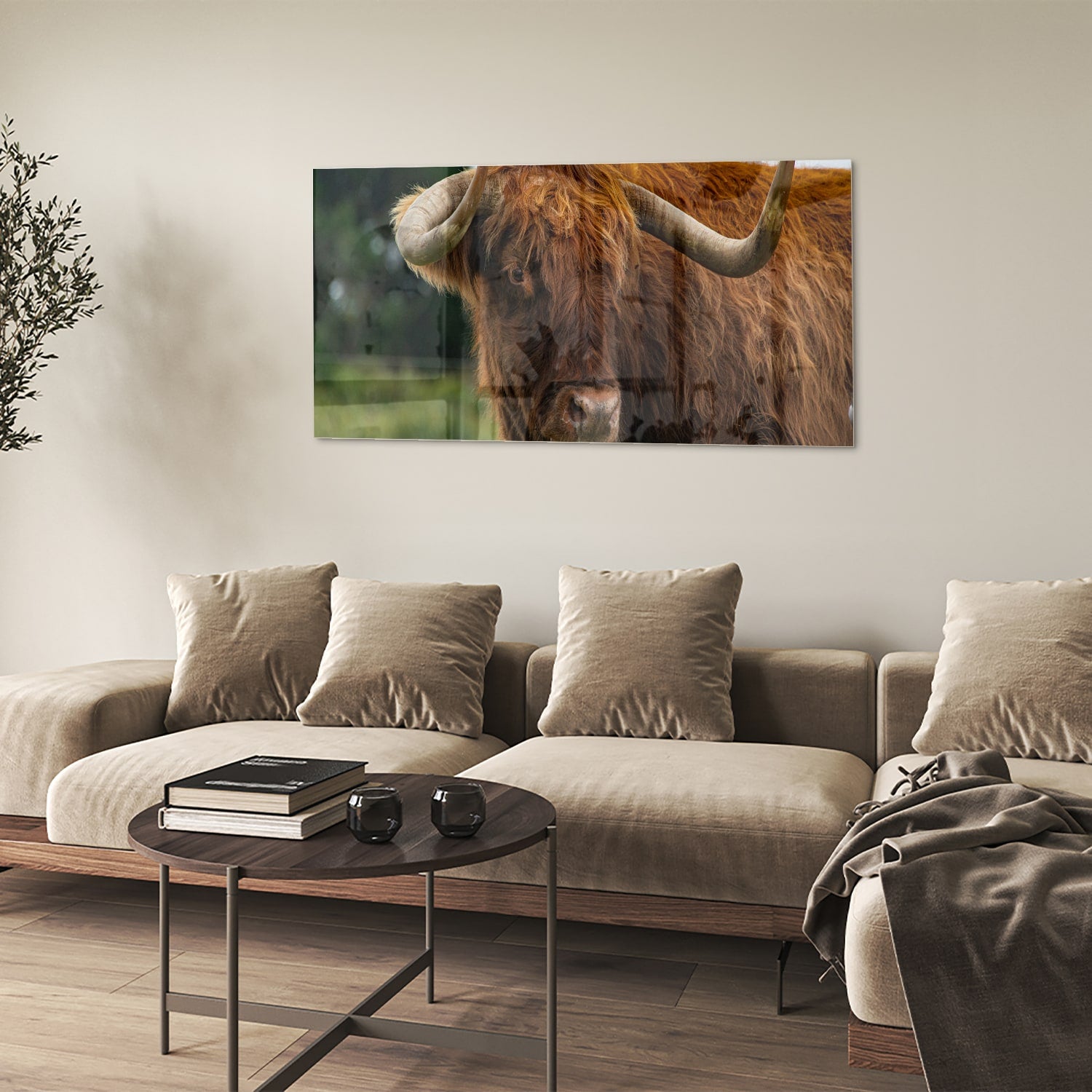 Glas schilderij van een Schotse Hooglander in een moderne woonkamer