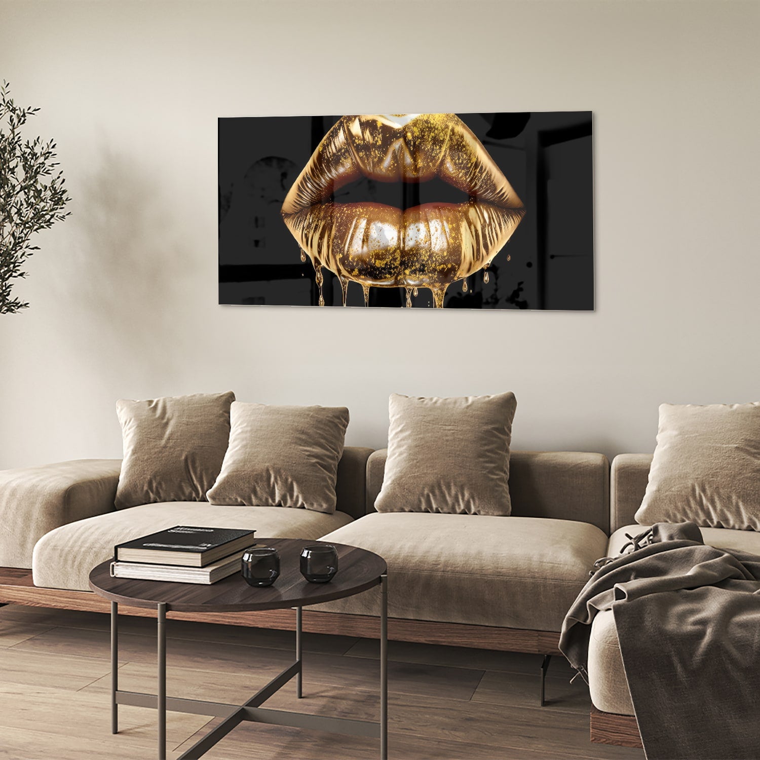 Glazen schilderij met gouden lippen op een zwarte achtergrond in een moderne woonkamer.